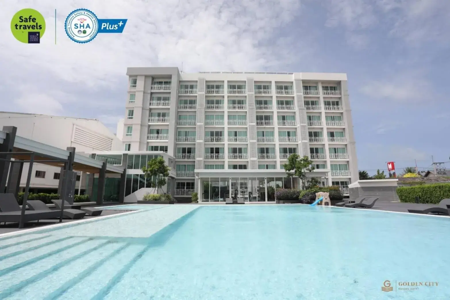 Property building in Golden City Rayong Hotel Property building in Golden City Rayong Hotel