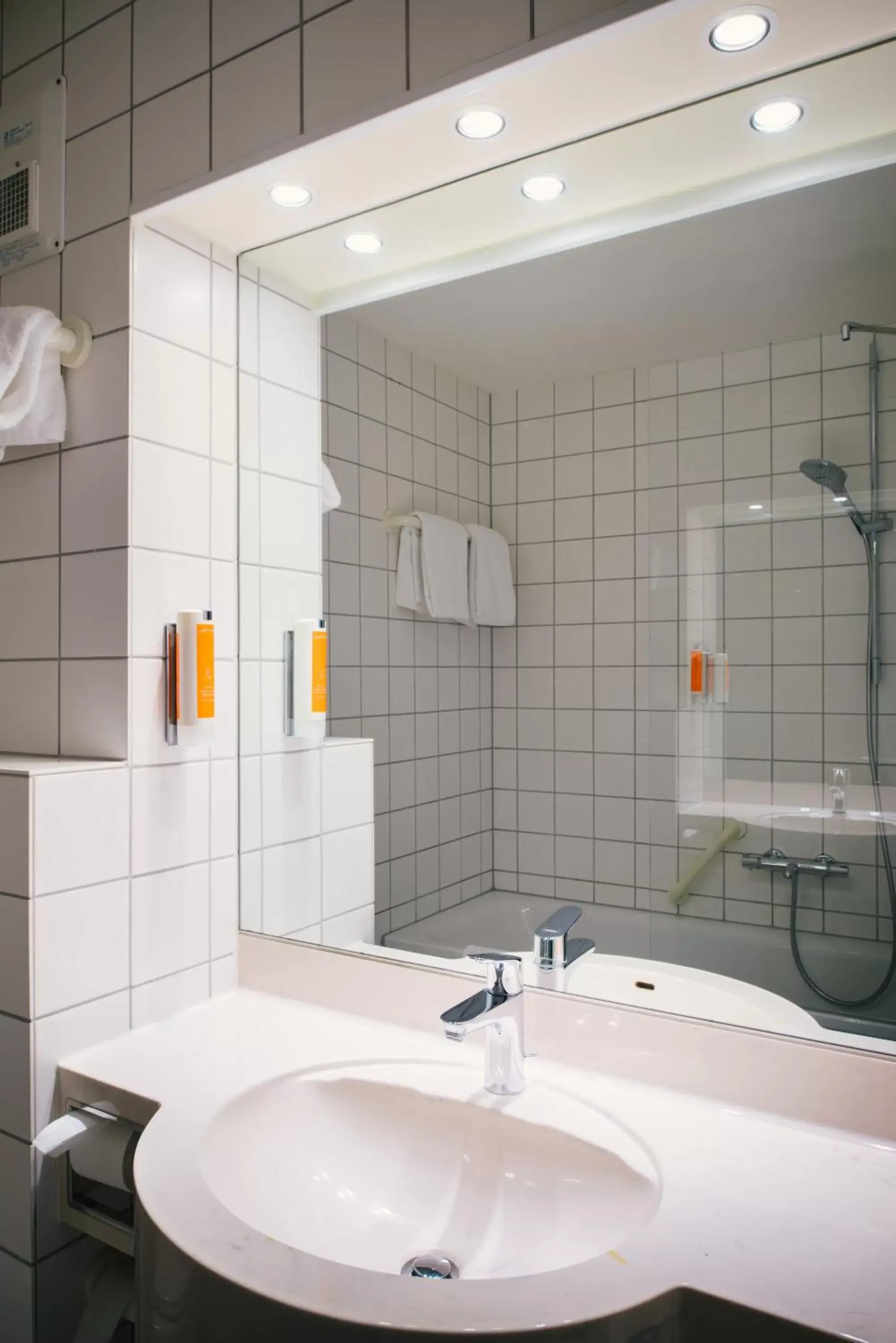 Bathroom in Vienna House Easy by Wyndham Amberg