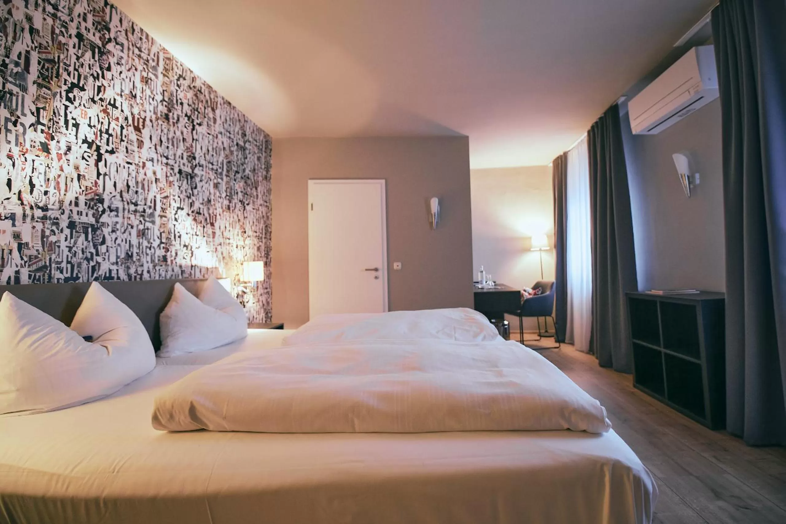 Bedroom, Bed in Hotel Roter Hahn