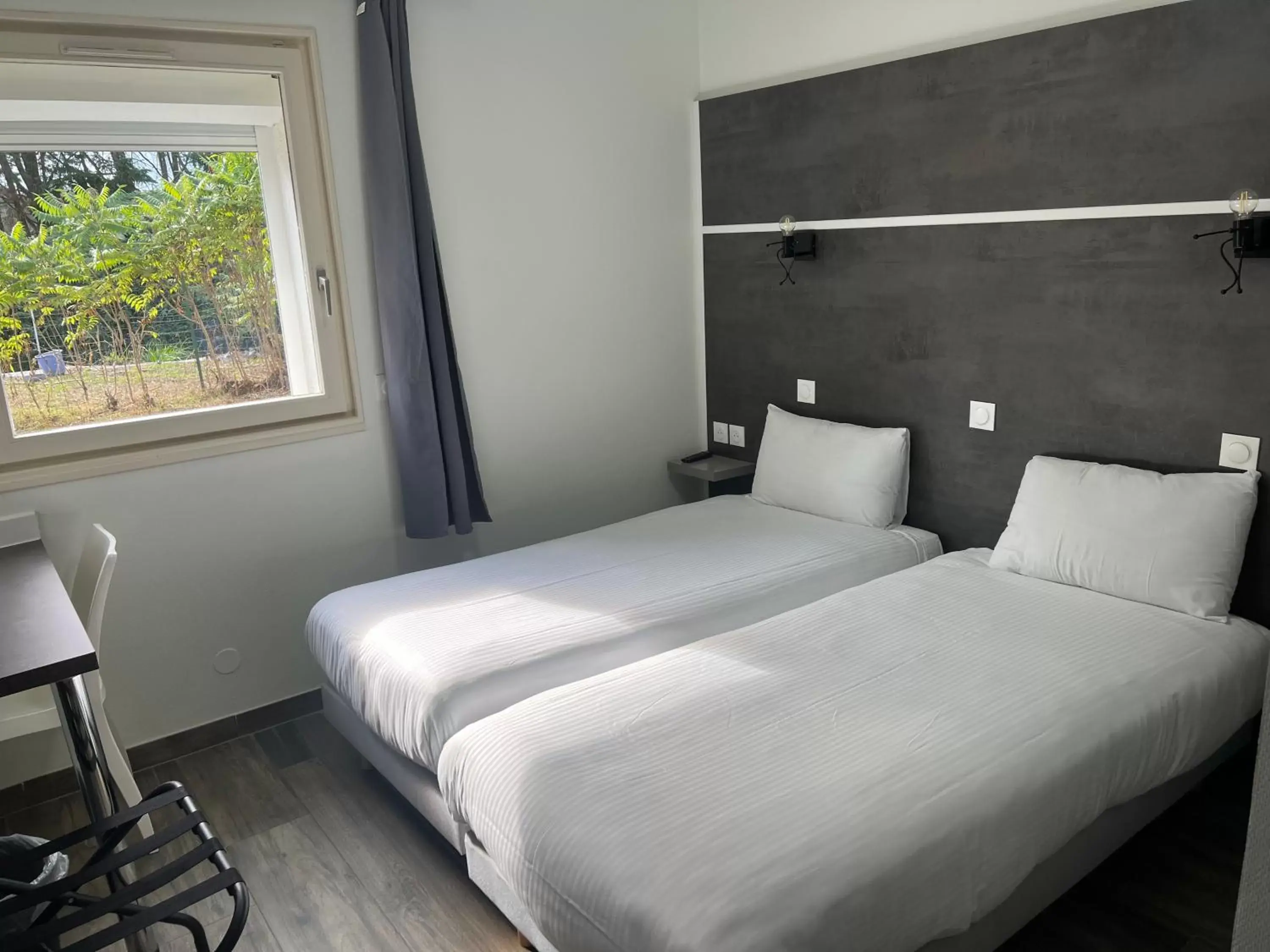 Bedroom, Bed in Hôtel Arc-En-Ciel - Entièrement Rénové