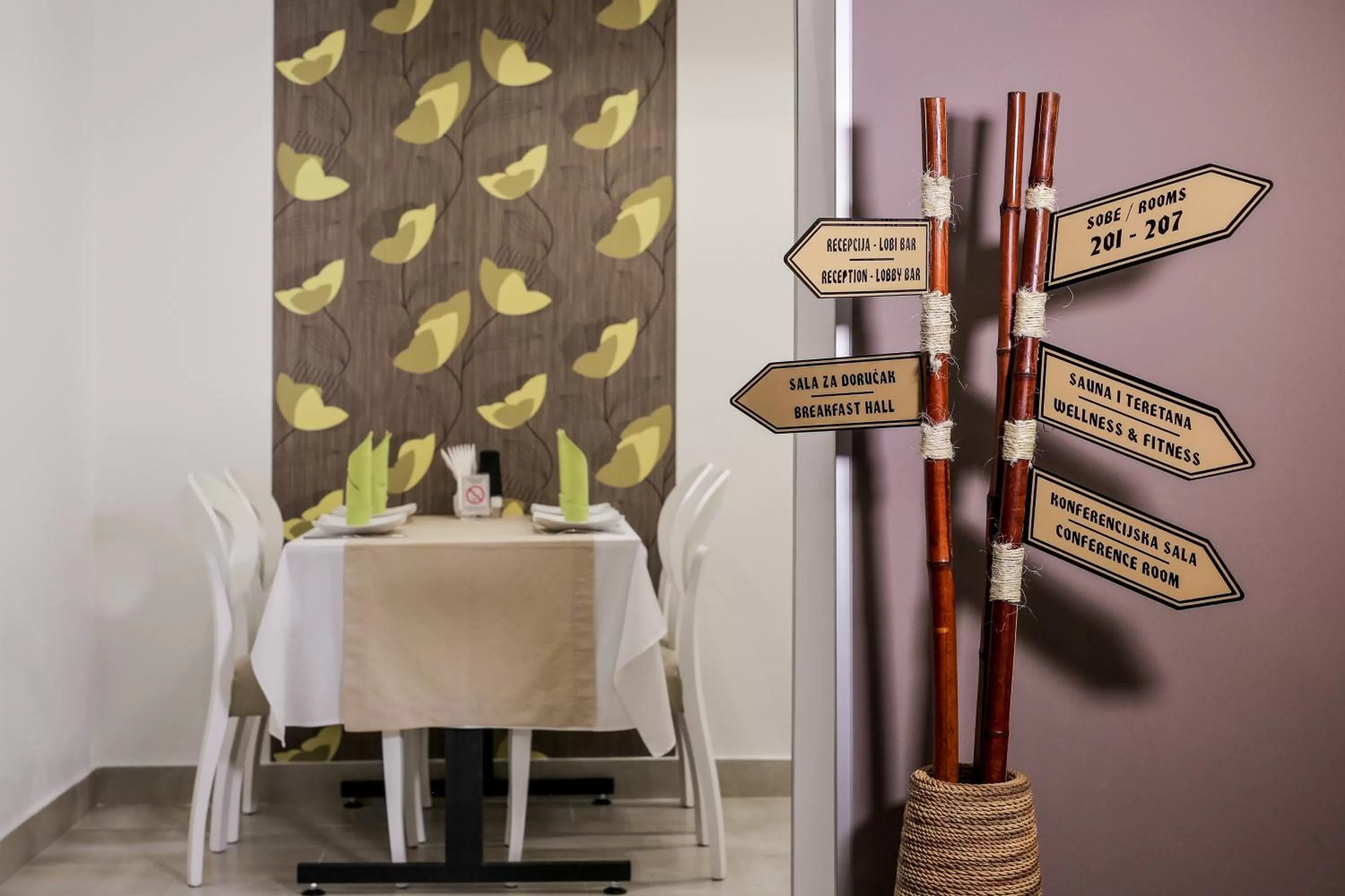 Restaurant/places to eat in Garni Hotel Zen free parking