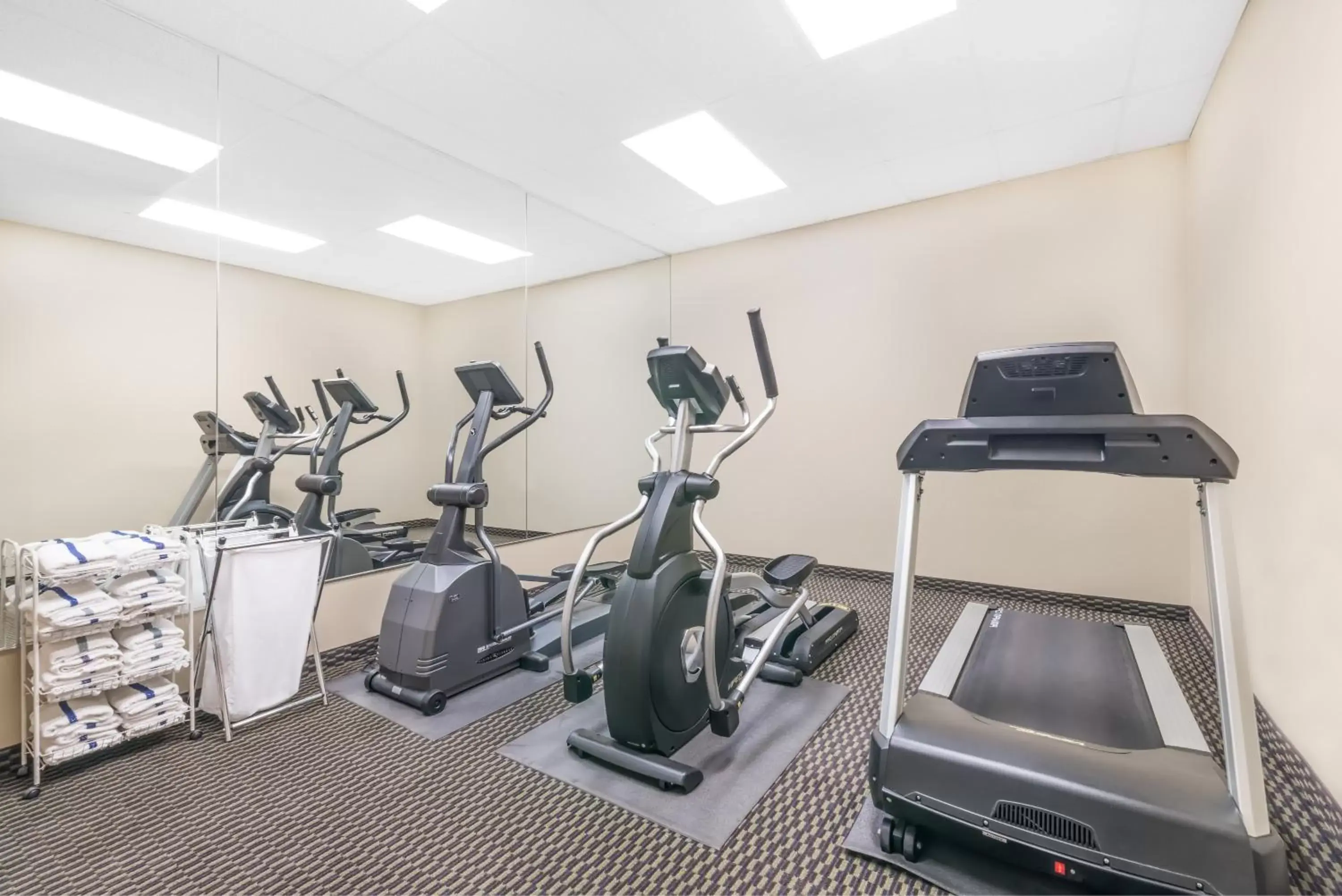 Fitness centre/facilities, Fitness Center/Facilities in Howard Johnson by Wyndham Rapid City