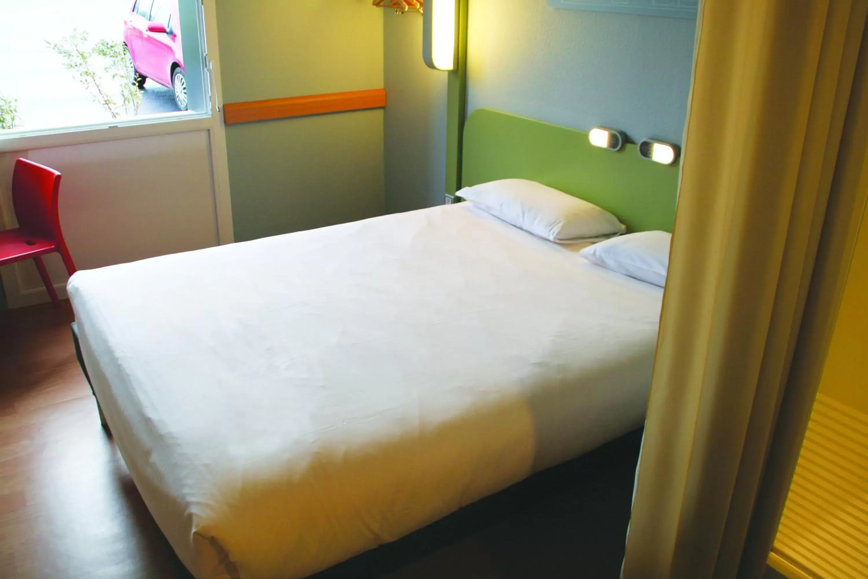 Bedroom, Bed in ibis budget Saint Pourcain