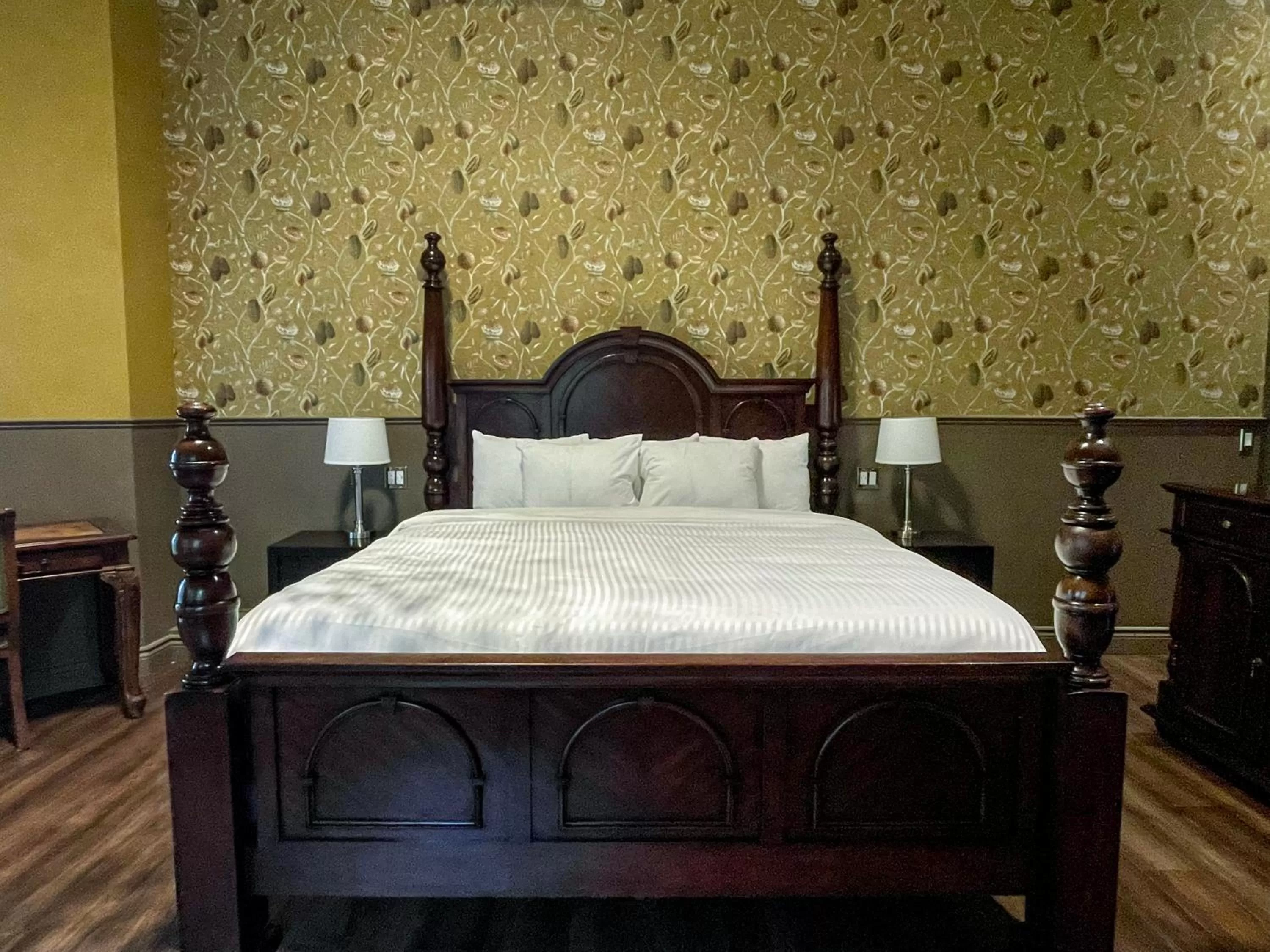 Bed in Niagara Grandview Boutique Hotel