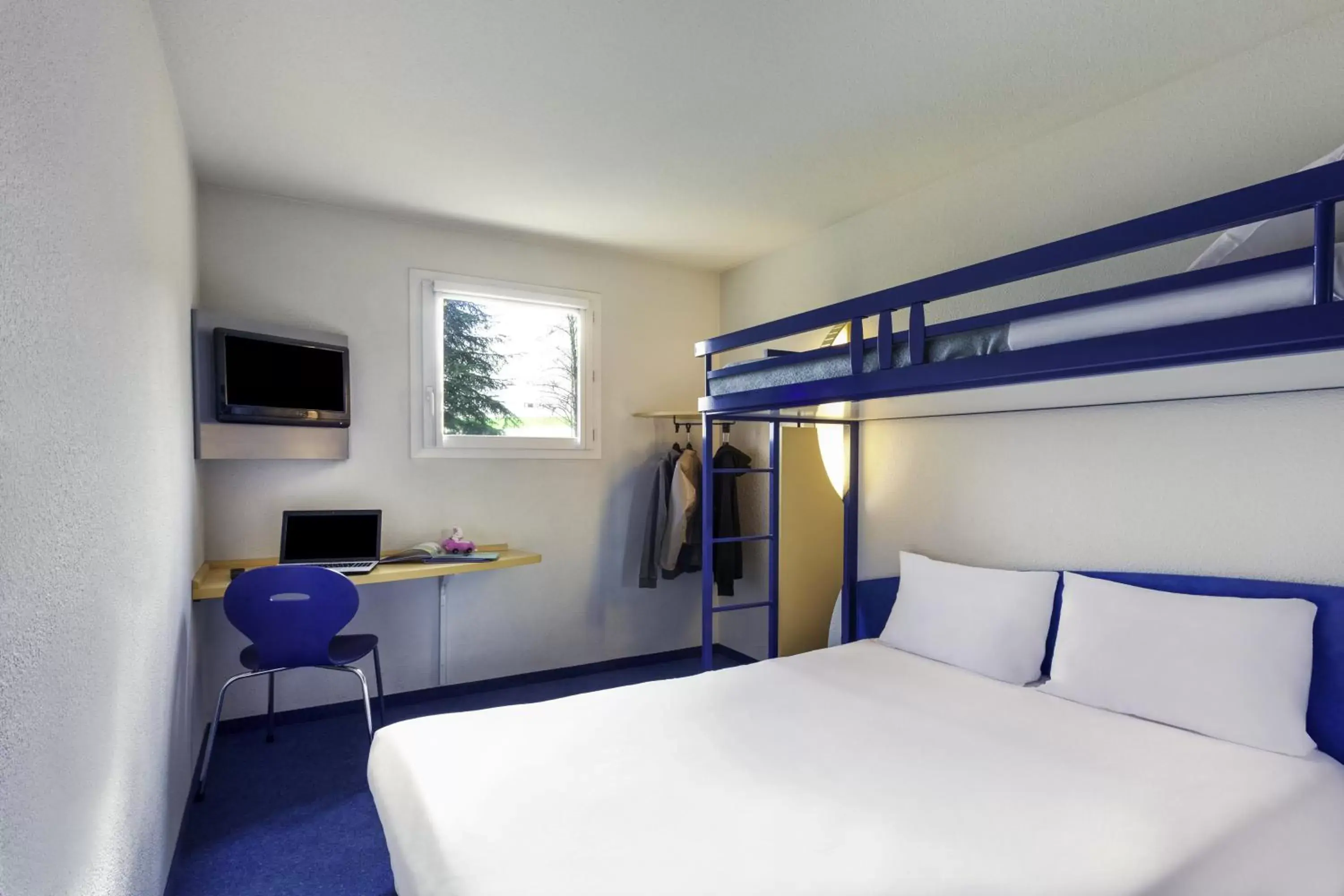 Photo of the whole room, Bunk Bed in ibis budget Aachen Raeren Grenze