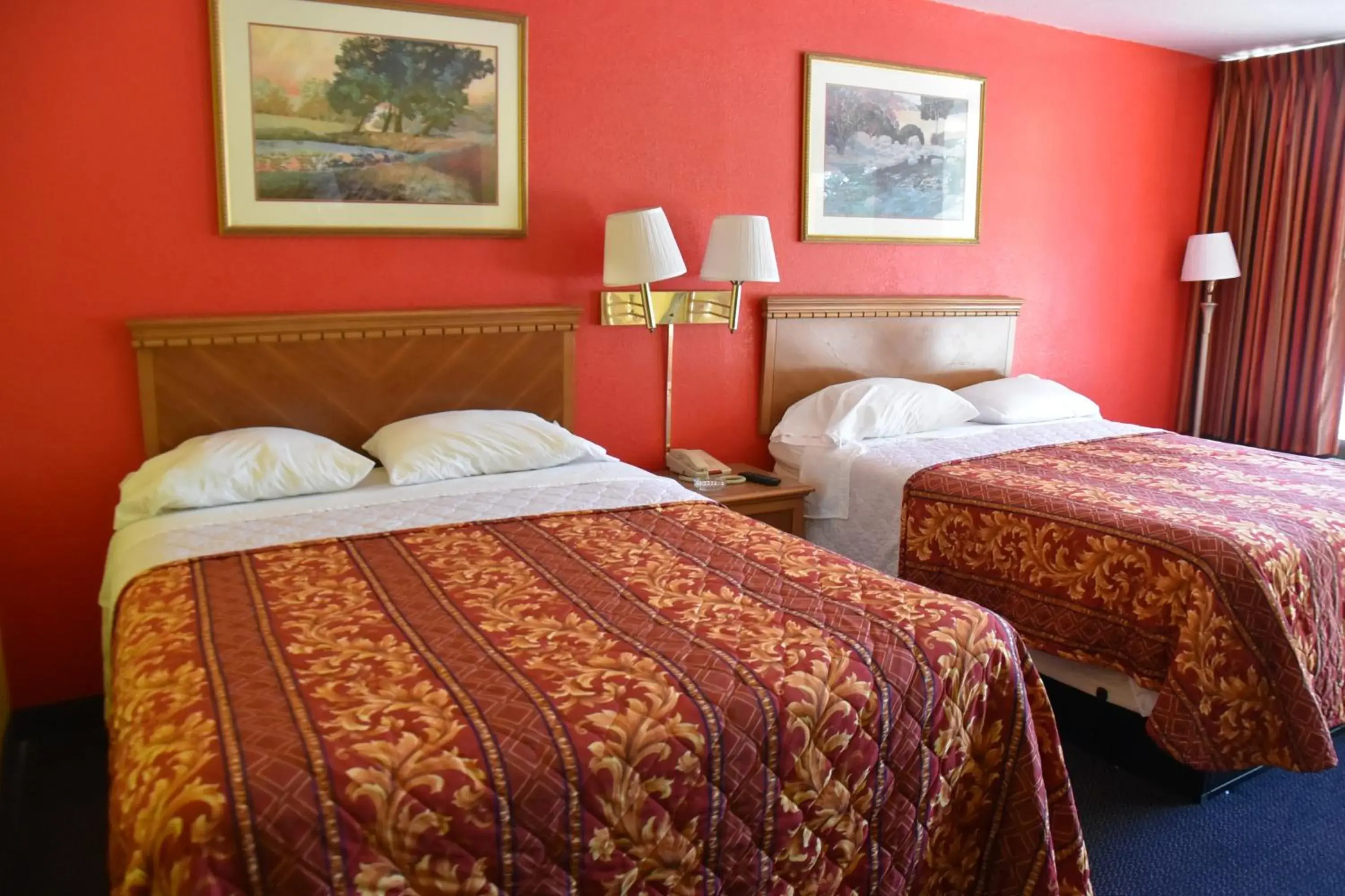 Bed in Homeplace Inn Bed in Homeplace Inn