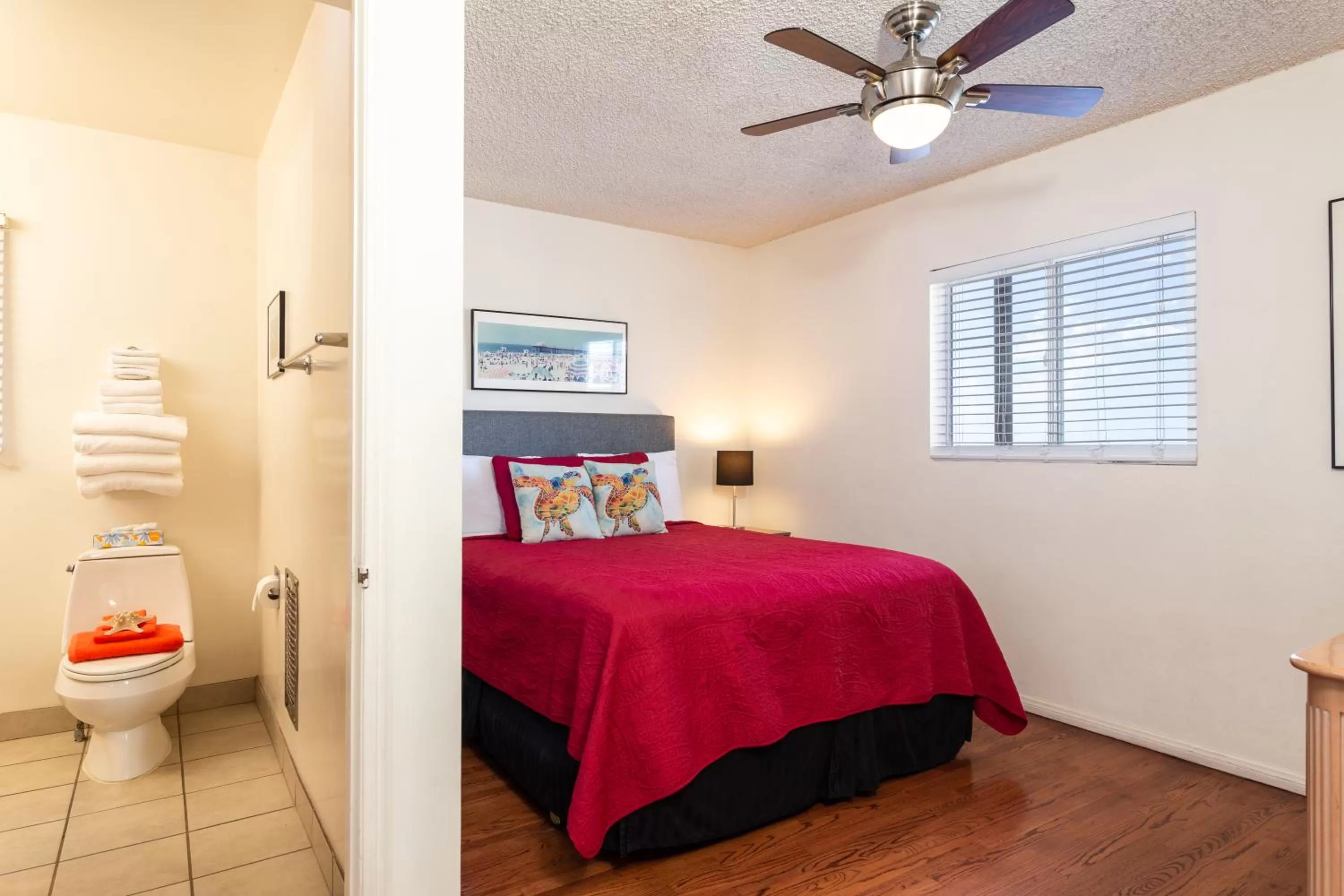 Photo of the whole room, Bed in The Sea View Inn At The Beach
