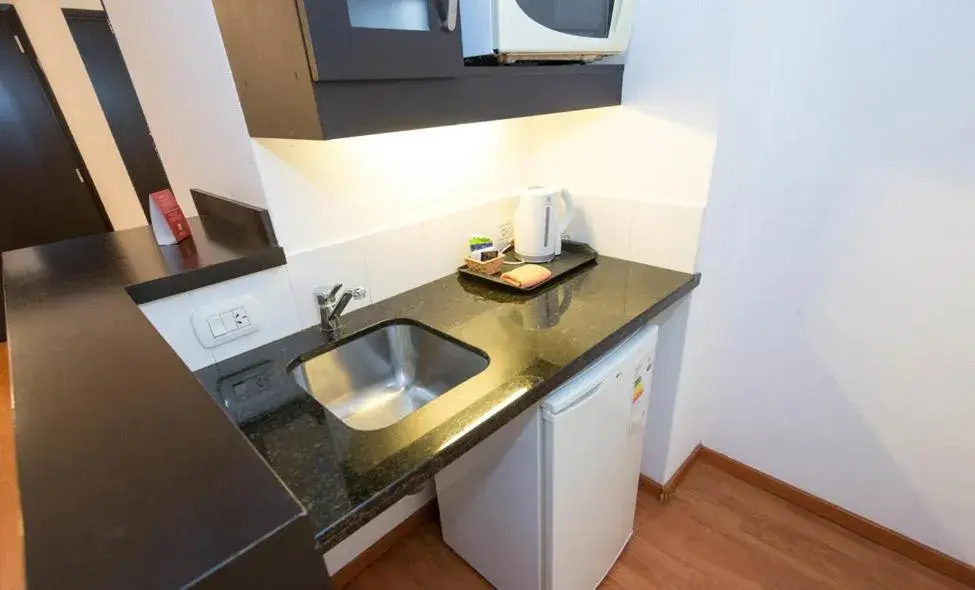 Kitchen/Kitchenette in Urquiza Apart Hotel & Suites