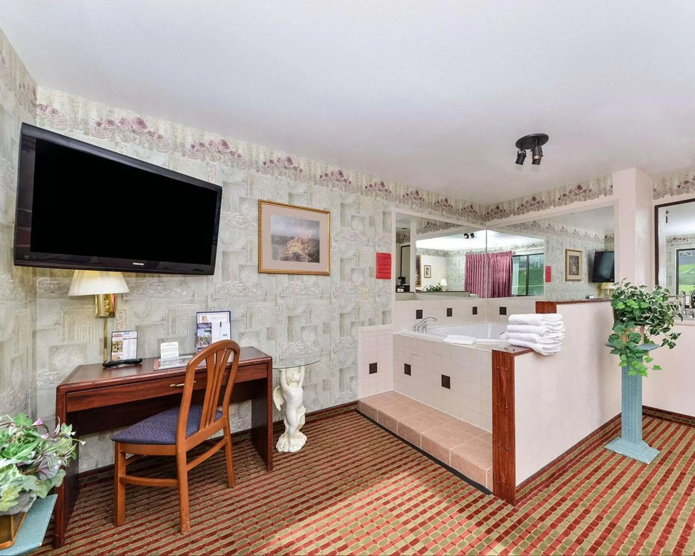 Photo of the whole room, TV/Entertainment Center in Rodeway Inn & Suites Madison East