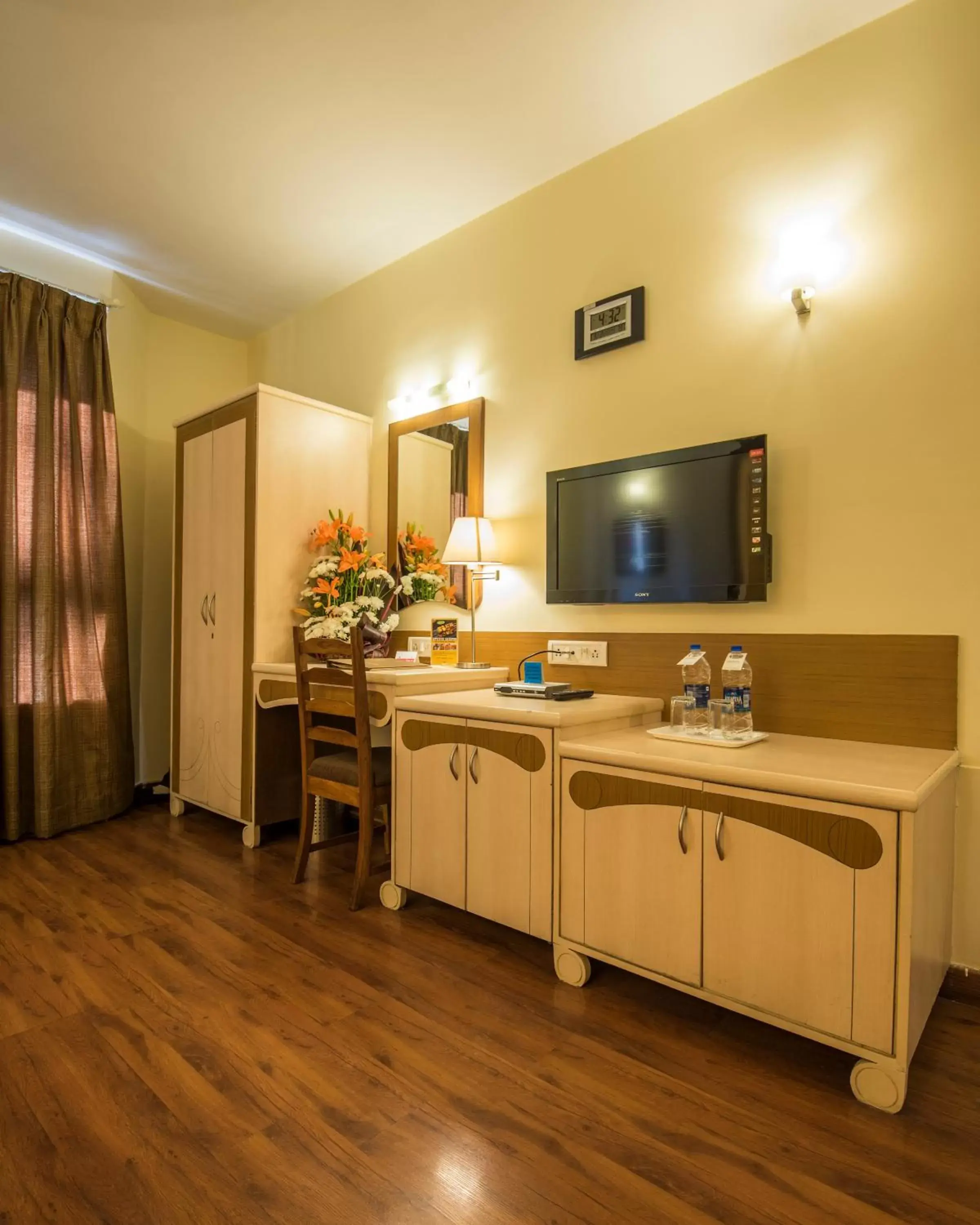 Coffee/tea facilities, TV/Entertainment Center in Hotel Park Central Comfort- E- Suites