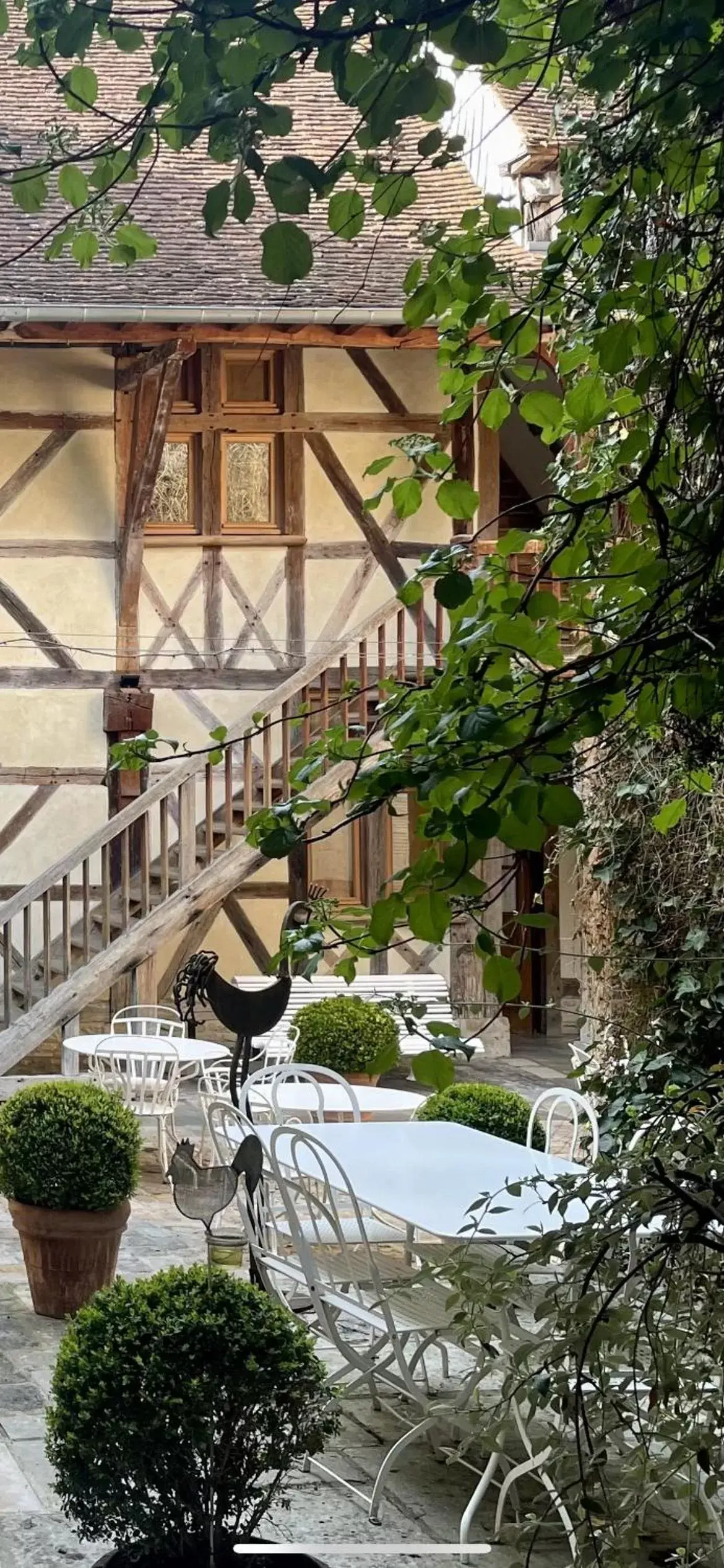 Inner courtyard view, Property Building in Le Champ des Oiseaux & Spa