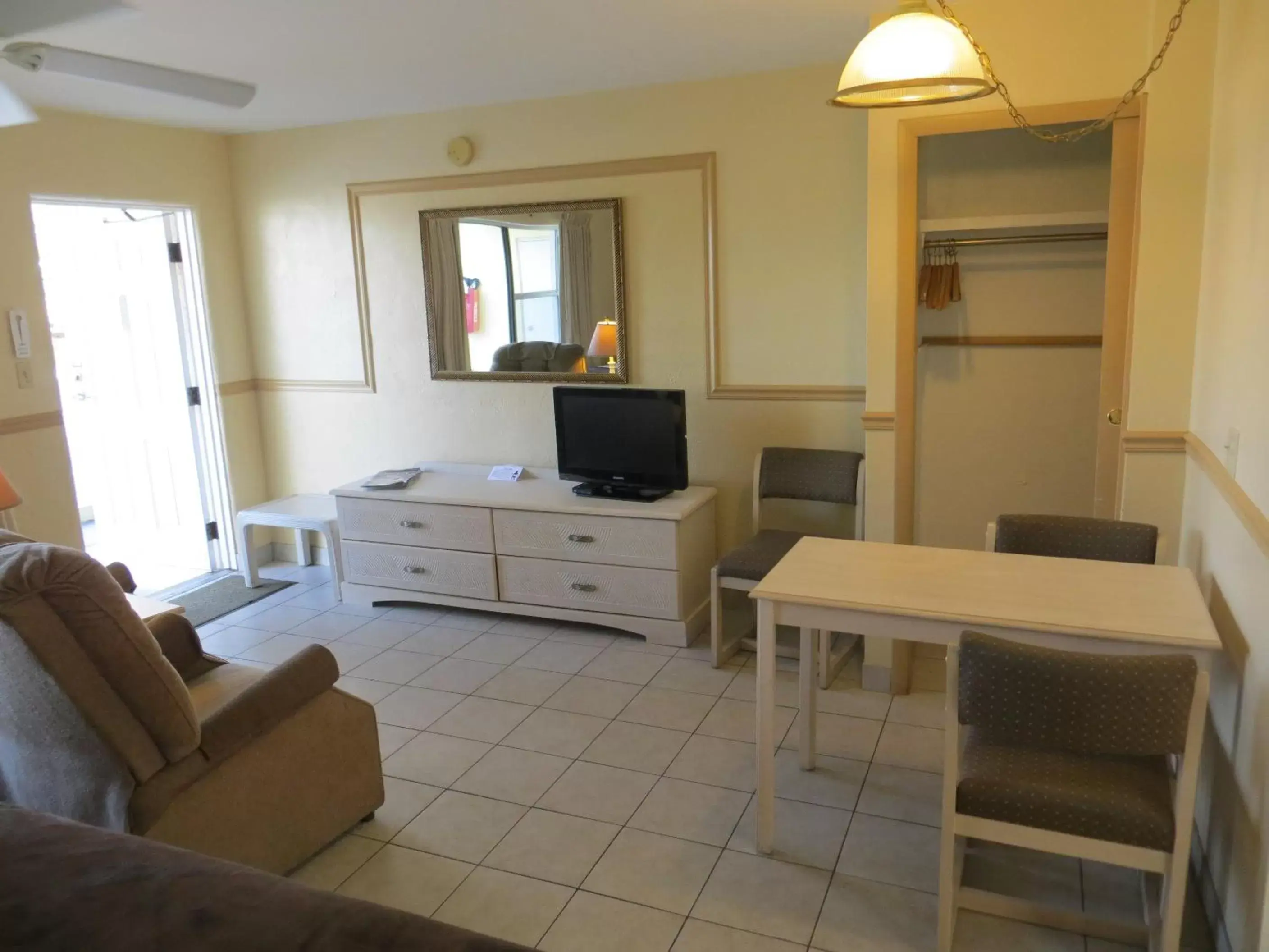 TV and multimedia, Seating Area in Sand Castle Motel