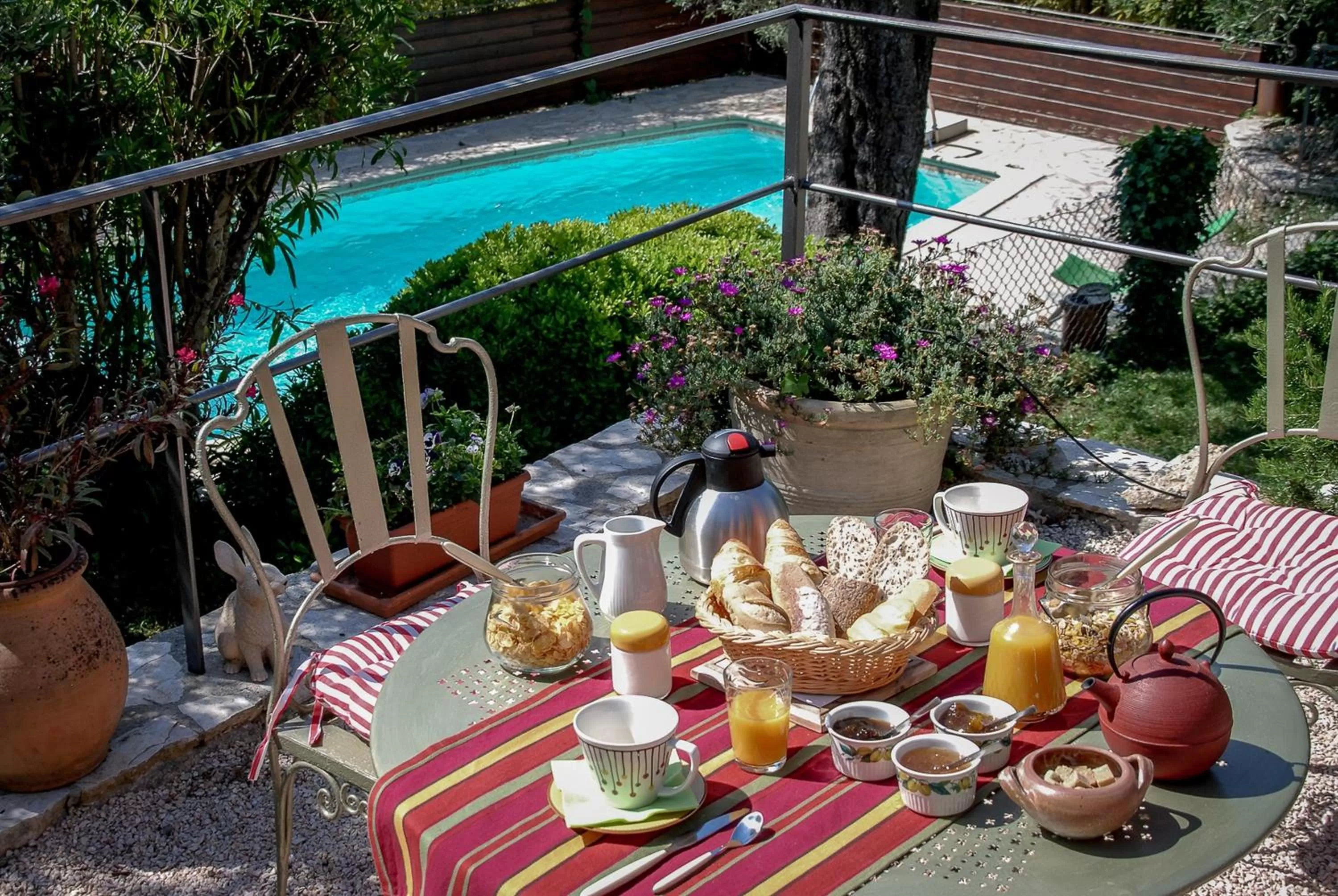 Breakfast in Le Clos des Oliviers 188 chemin du Hameau des Bourges 06650 Le Rouret