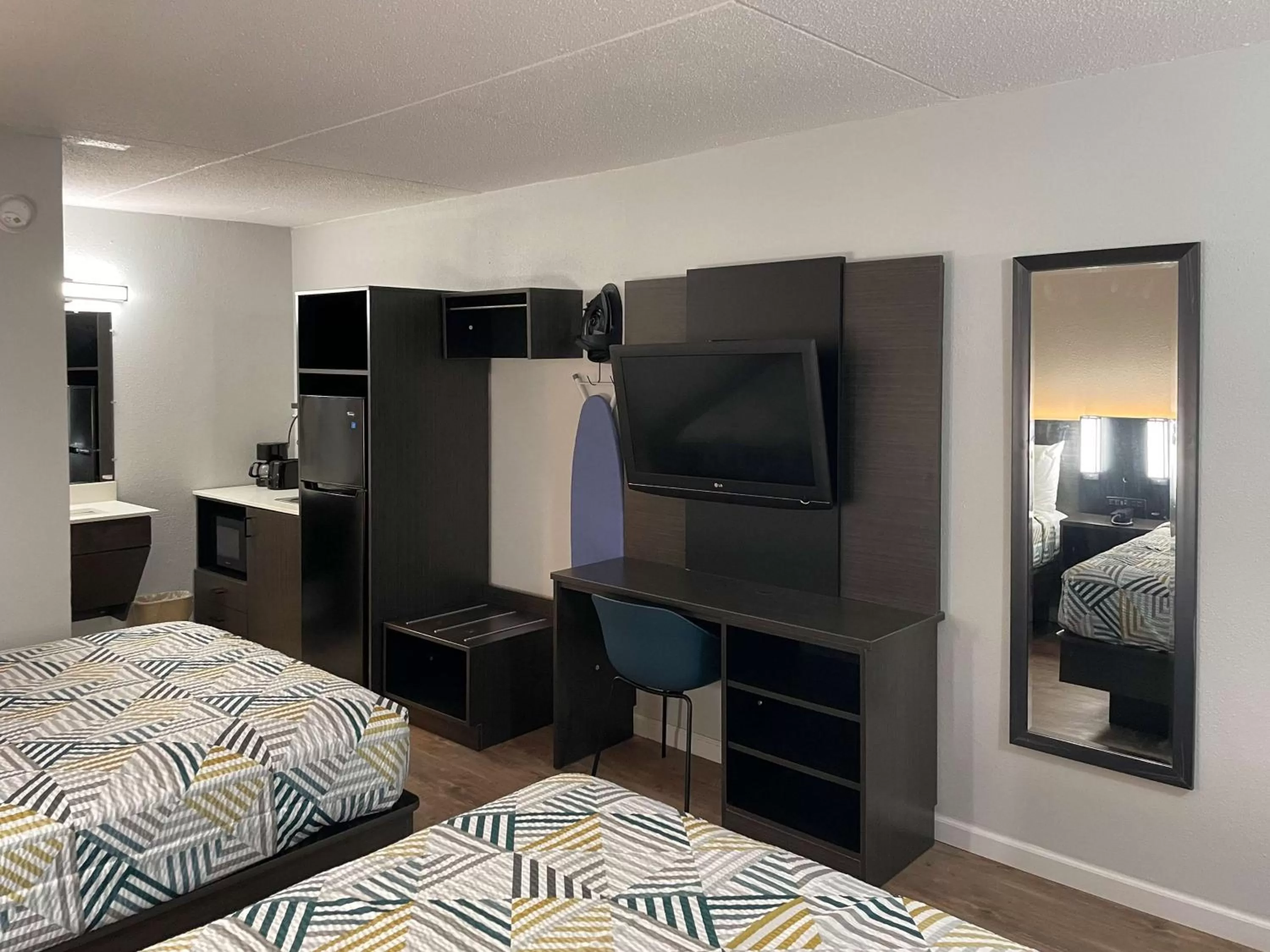 Bedroom, Bed in Studio 6 Vicksburg, MS- Downtown