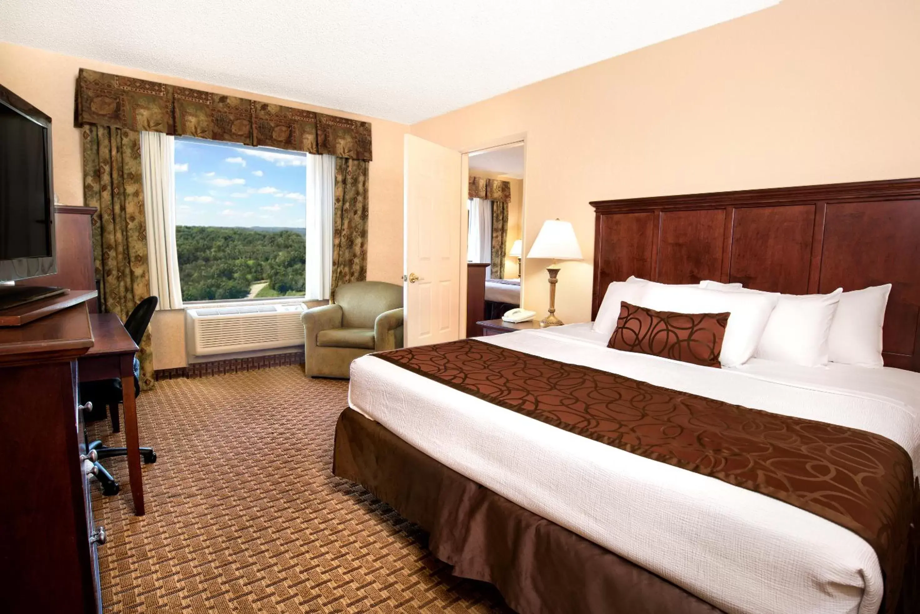 Bedroom, Bed in Grand Plaza Hotel Branson