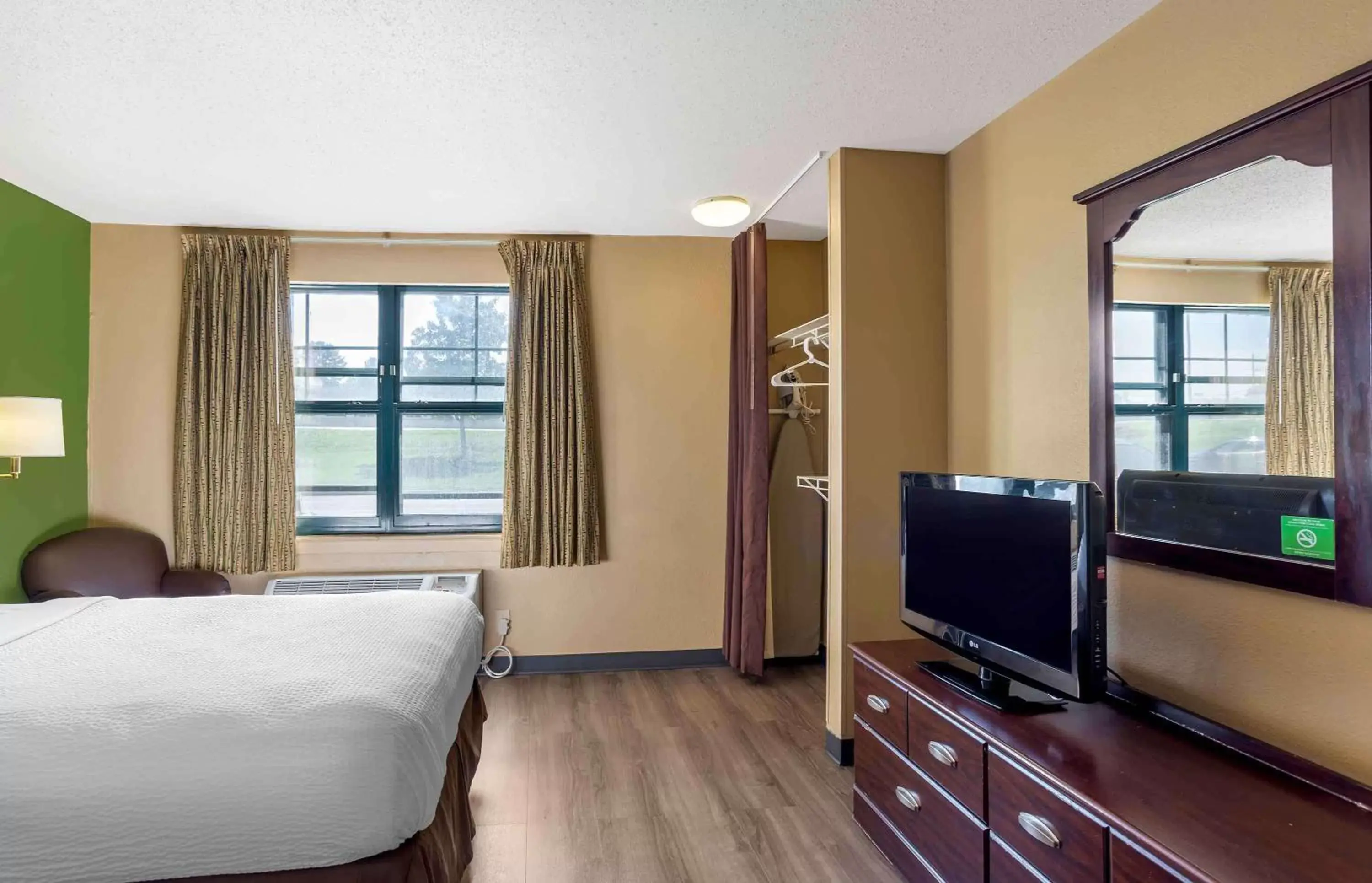 Bedroom, TV/Entertainment Center in Extended Stay America Suites - Philadelphia - Exton