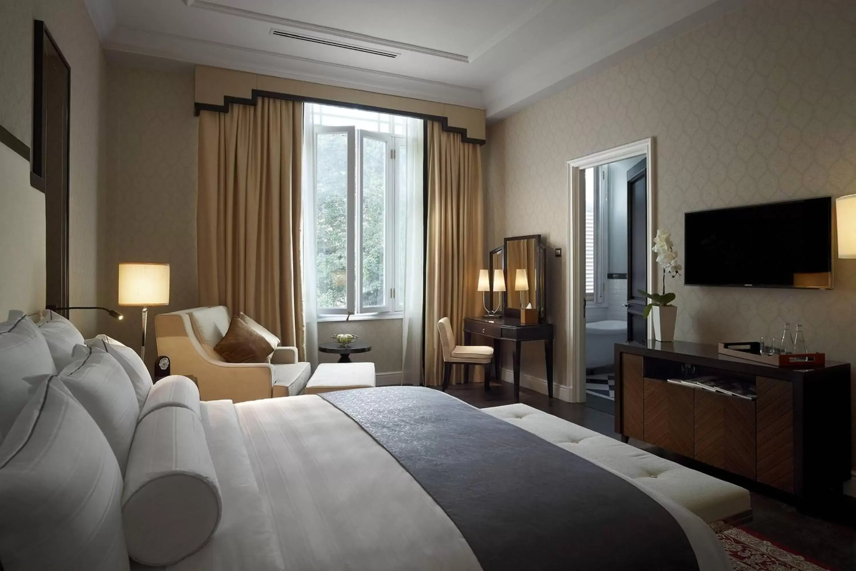 Bedroom, Bed in The Majestic Hotel Kuala Lumpur, Autograph Collection