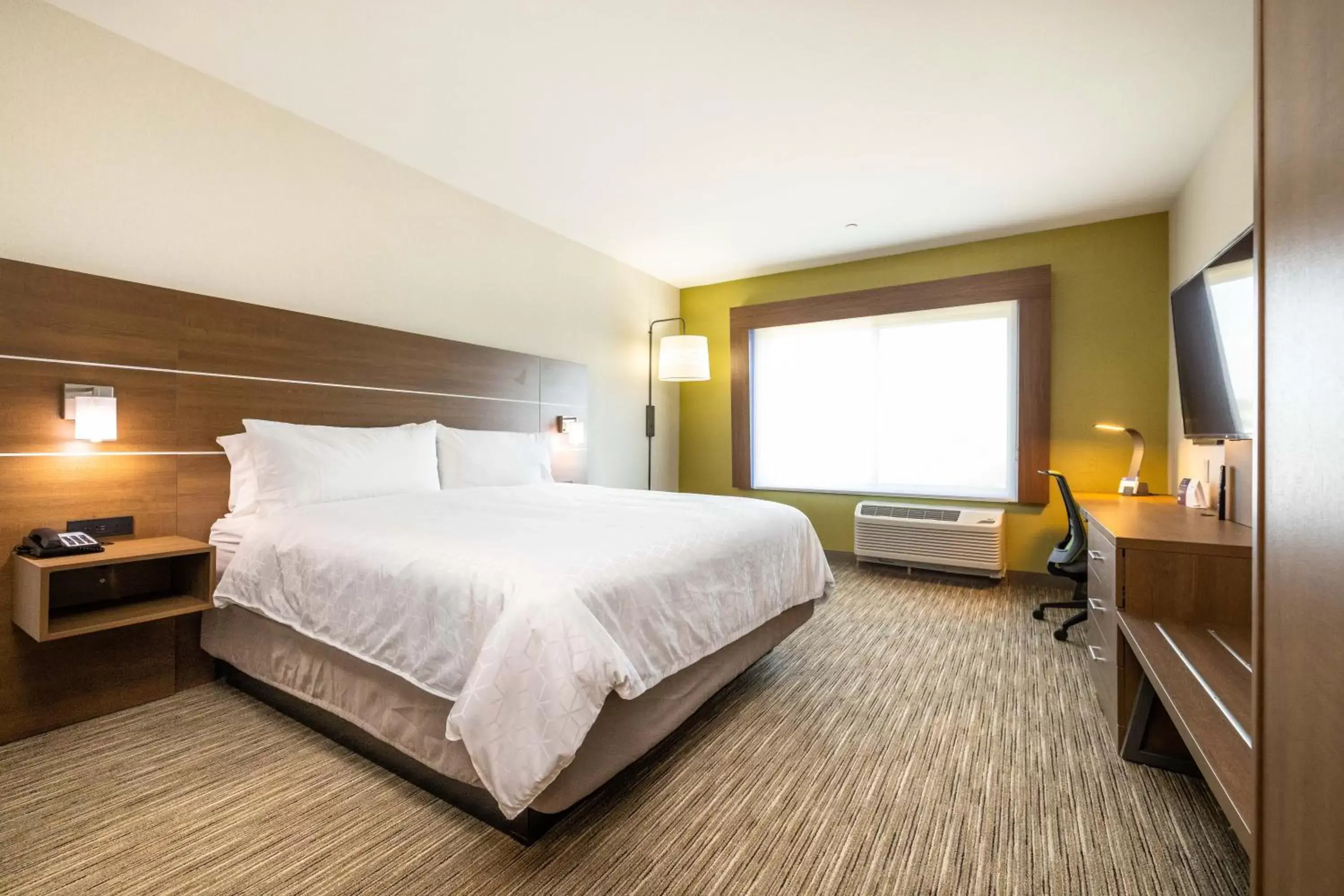Bedroom, Bed in Holiday Inn Express & Suites - San Jose Silicon Valley, an IHG Hotel