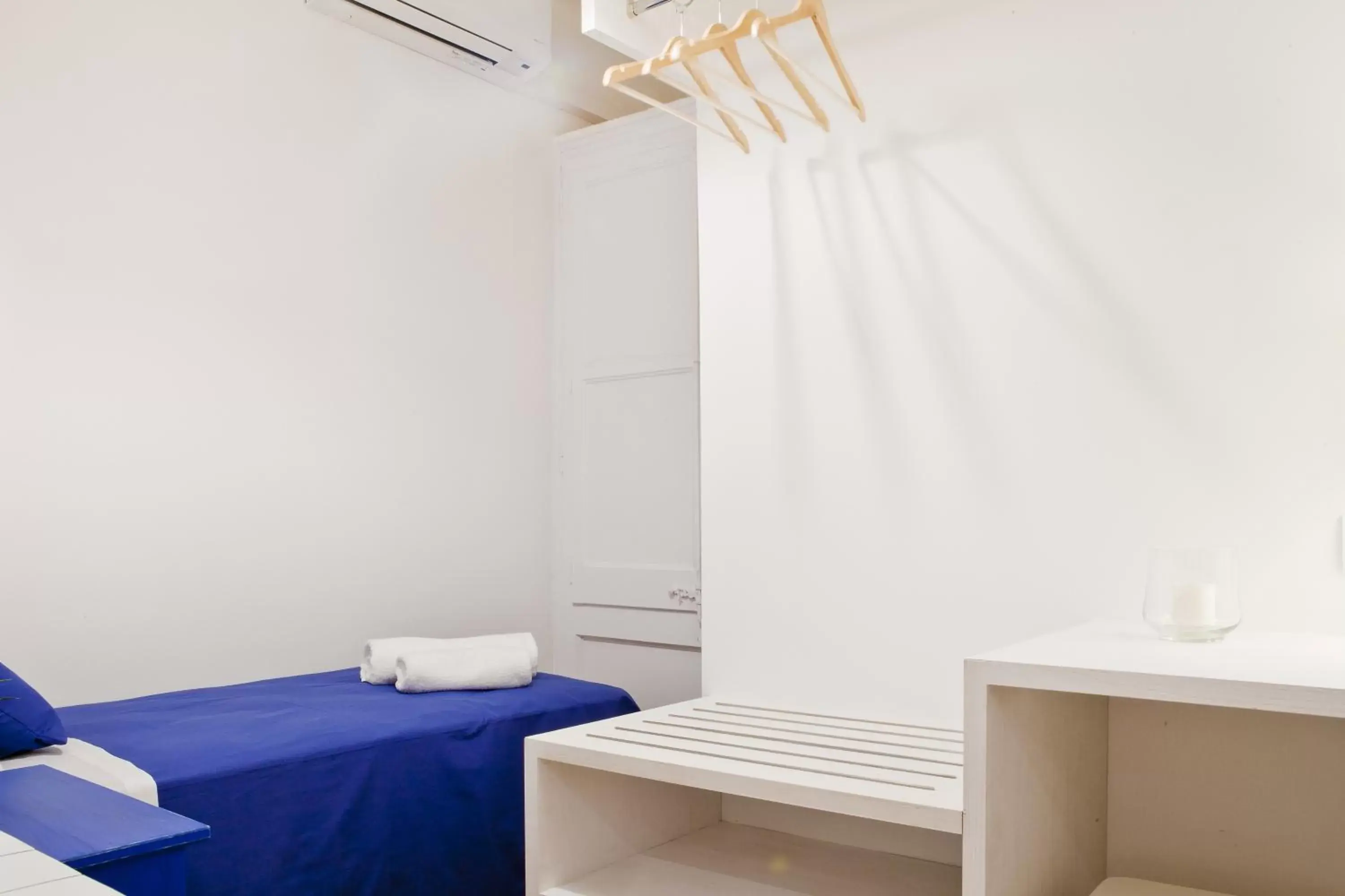 Single Room with Shared Bathroom in Blue Barcelona