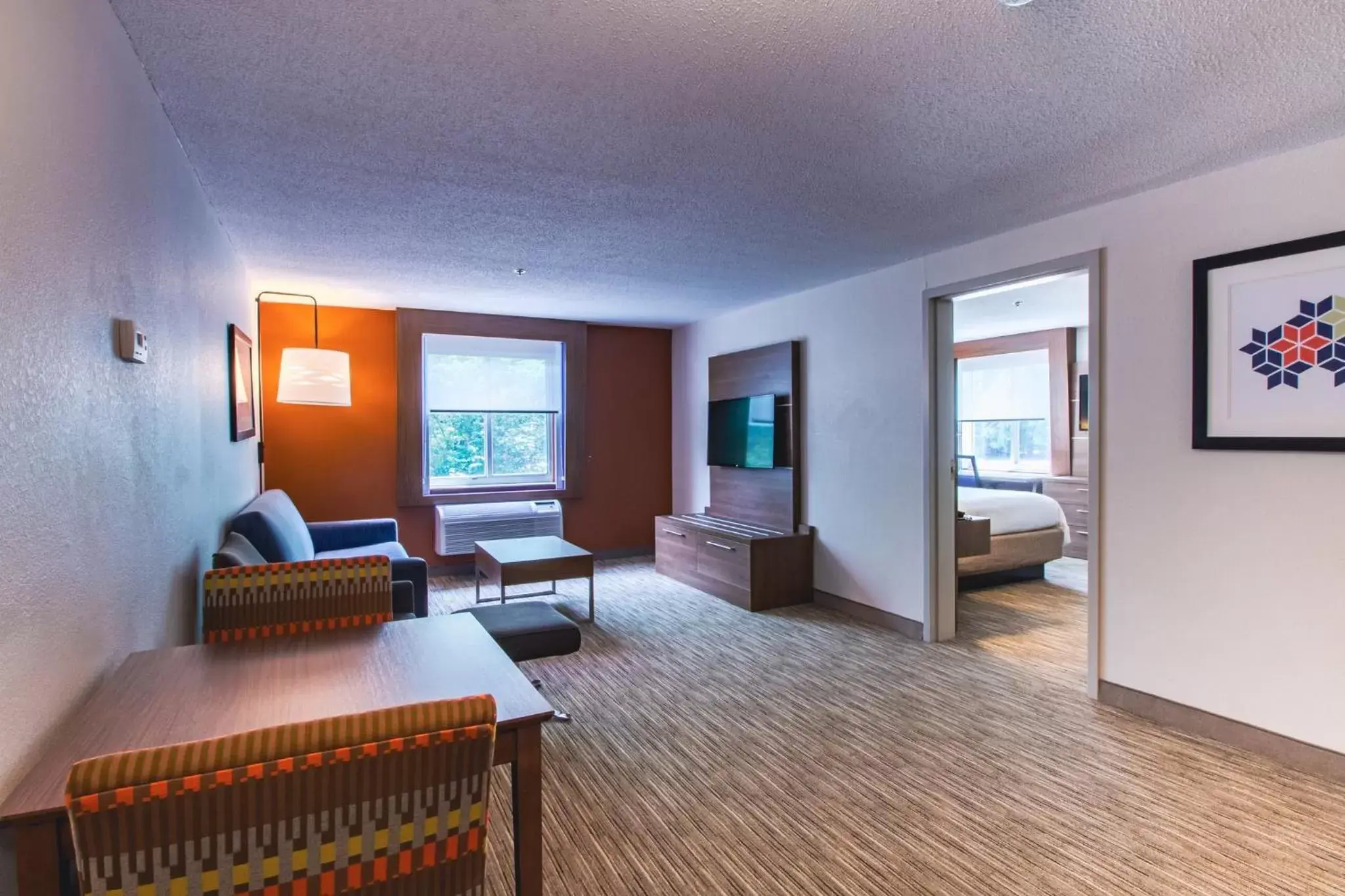 Bedroom, Seating Area in Holiday Inn Express & Suites - Lincoln East - White Mountains, an IHG Hotel