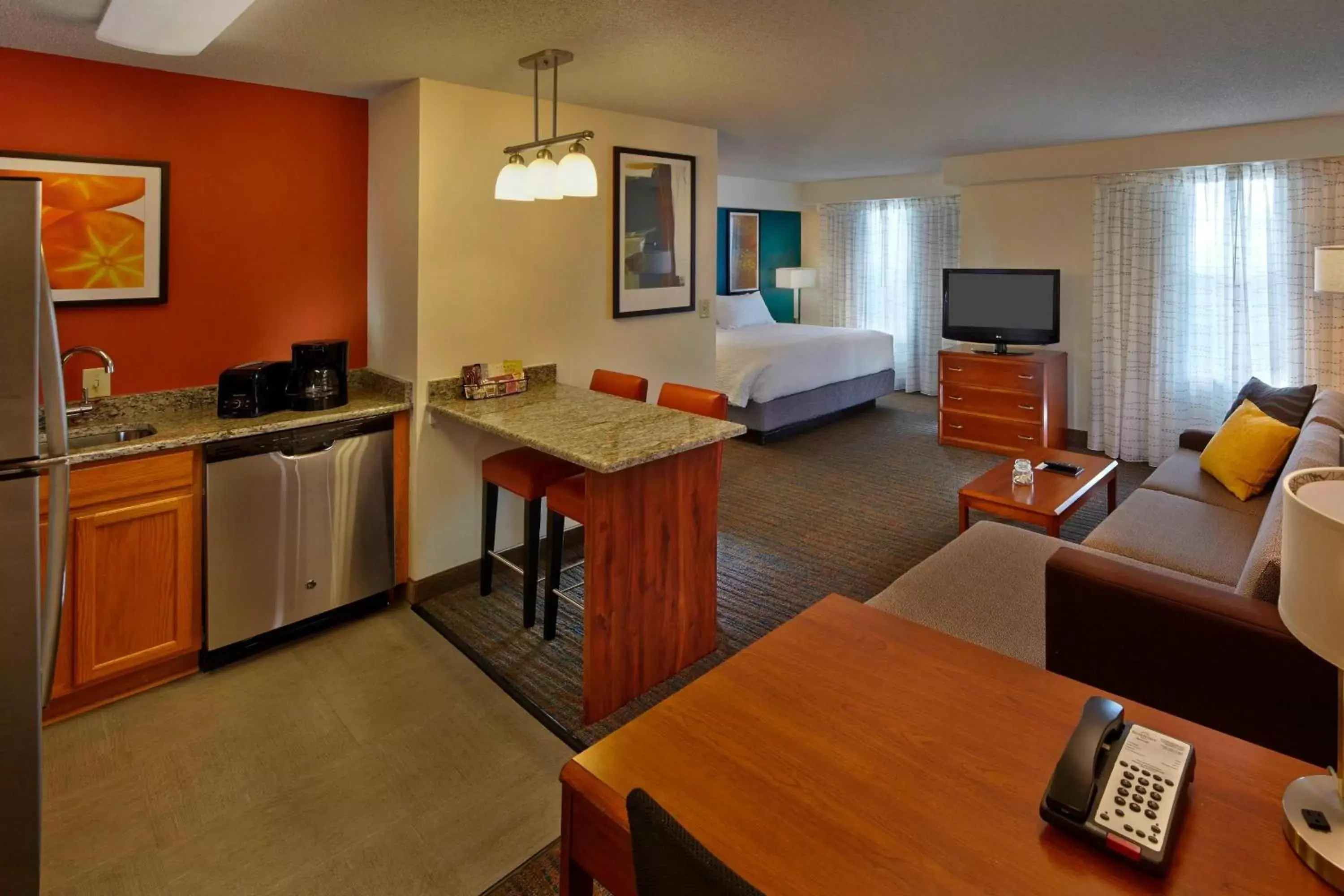 Photo of the whole room, Kitchen/Kitchenette in Residence Inn by Marriott Orlando East/UCF Area