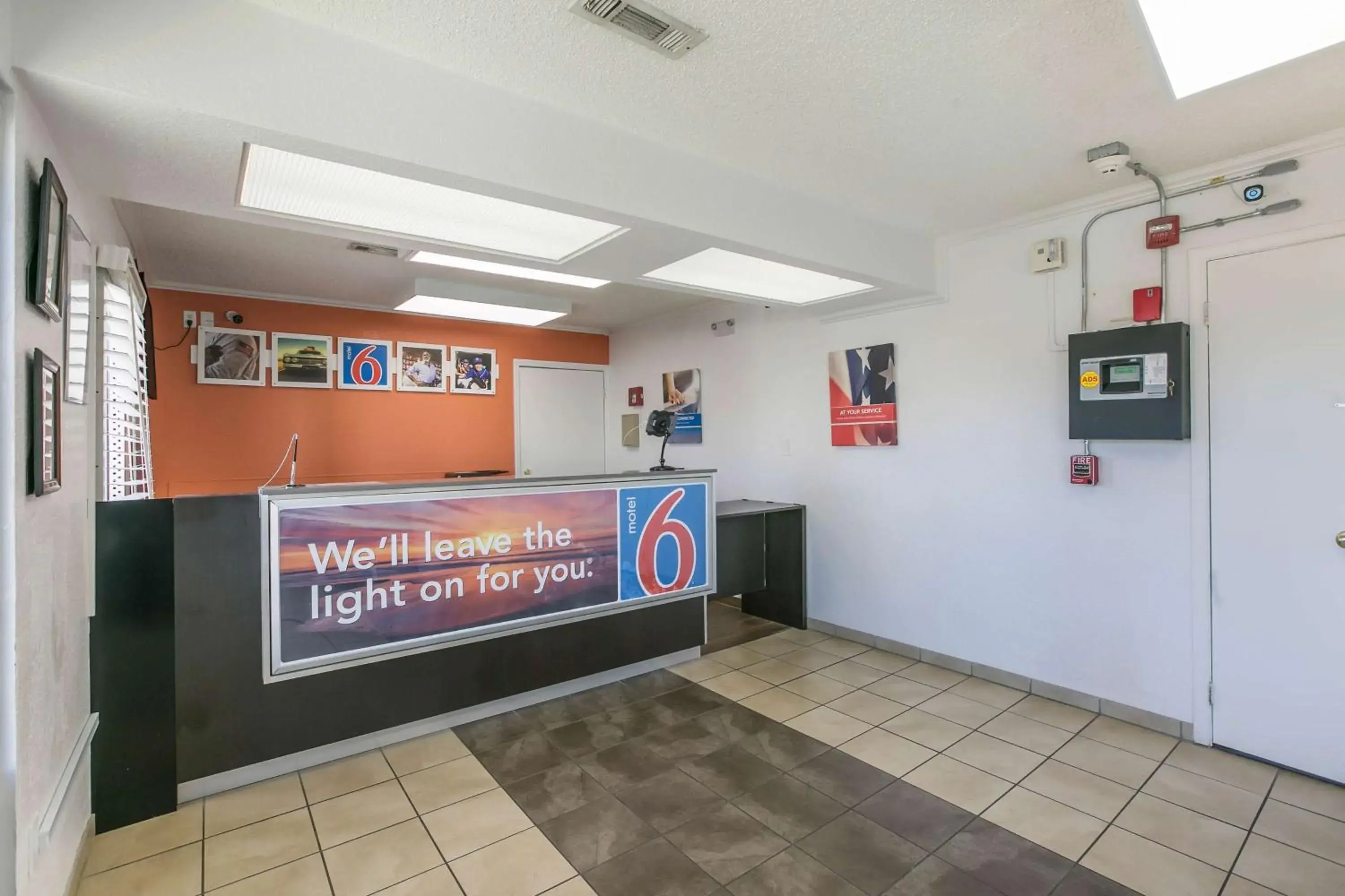 Communal lounge/ TV room in Motel 6-Dothan, AL Communal lounge/ TV room in Motel 6-Dothan, AL