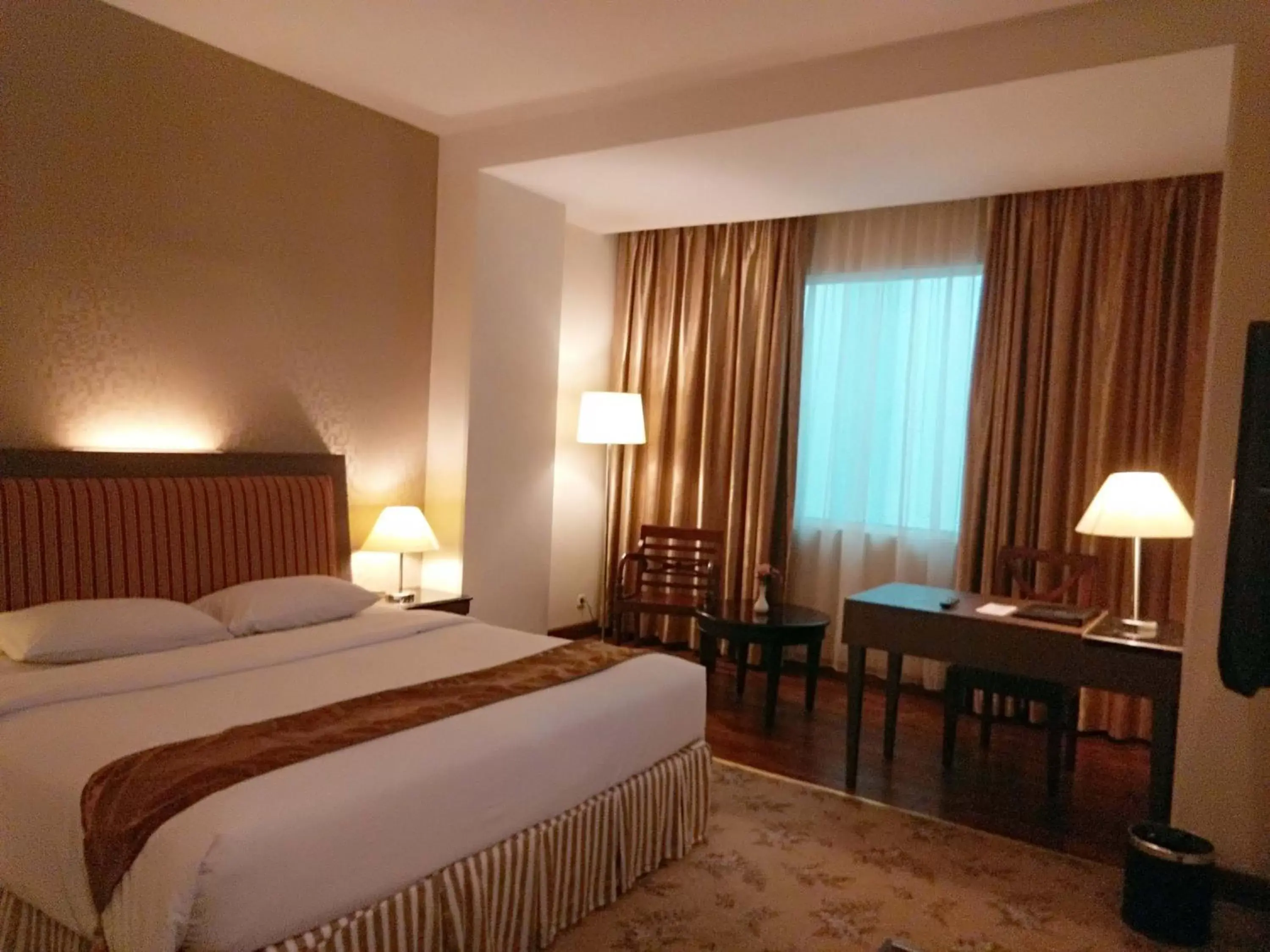 Bedroom, Bed in Rocky Plaza Hotel Padang
