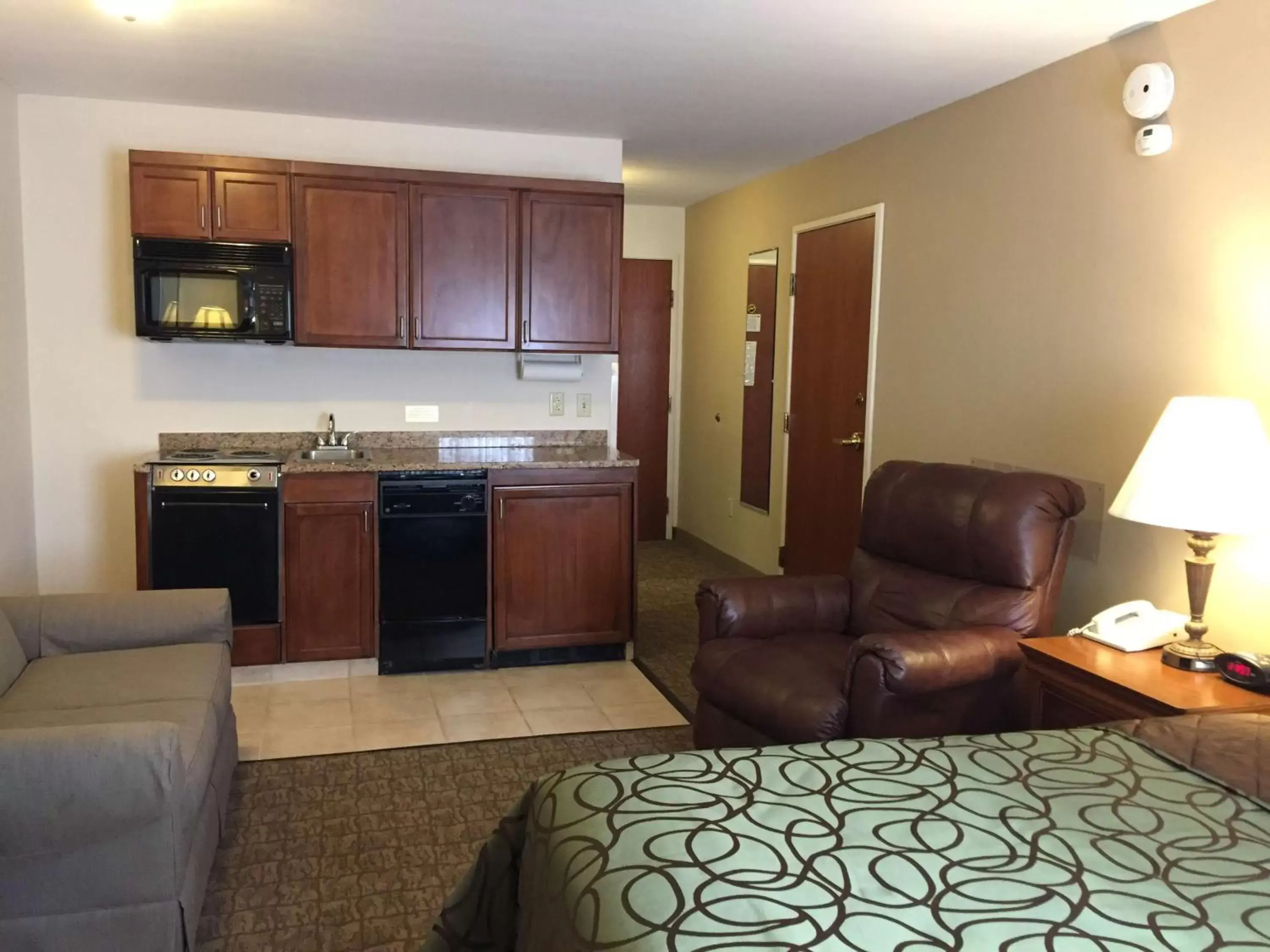 Photo of the whole room, Kitchen/Kitchenette in Best Western River Cities