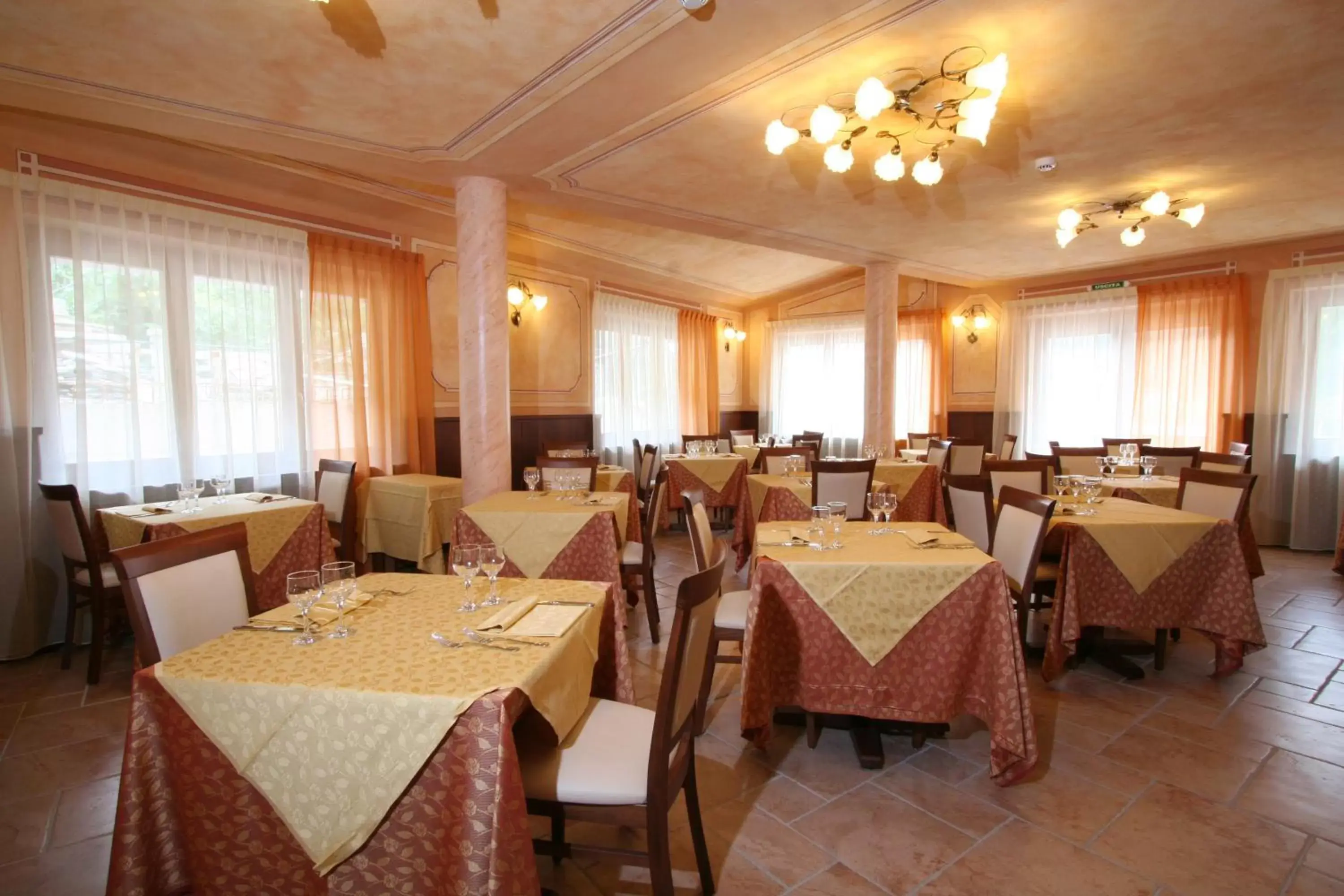 Restaurant/Places to Eat in Hotel Dama Bianca