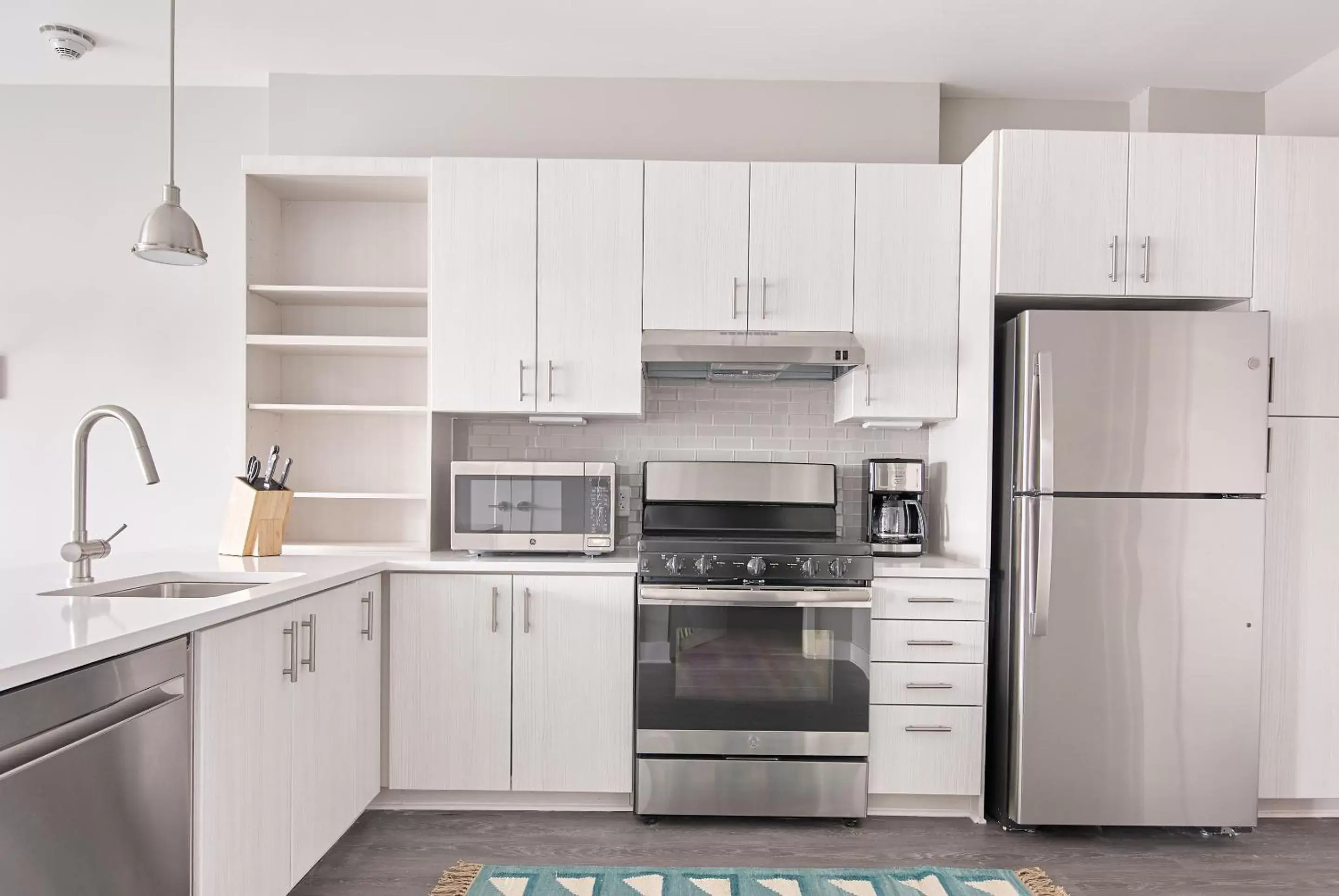 Living room, Kitchen/Kitchenette in Sonder Belcourt