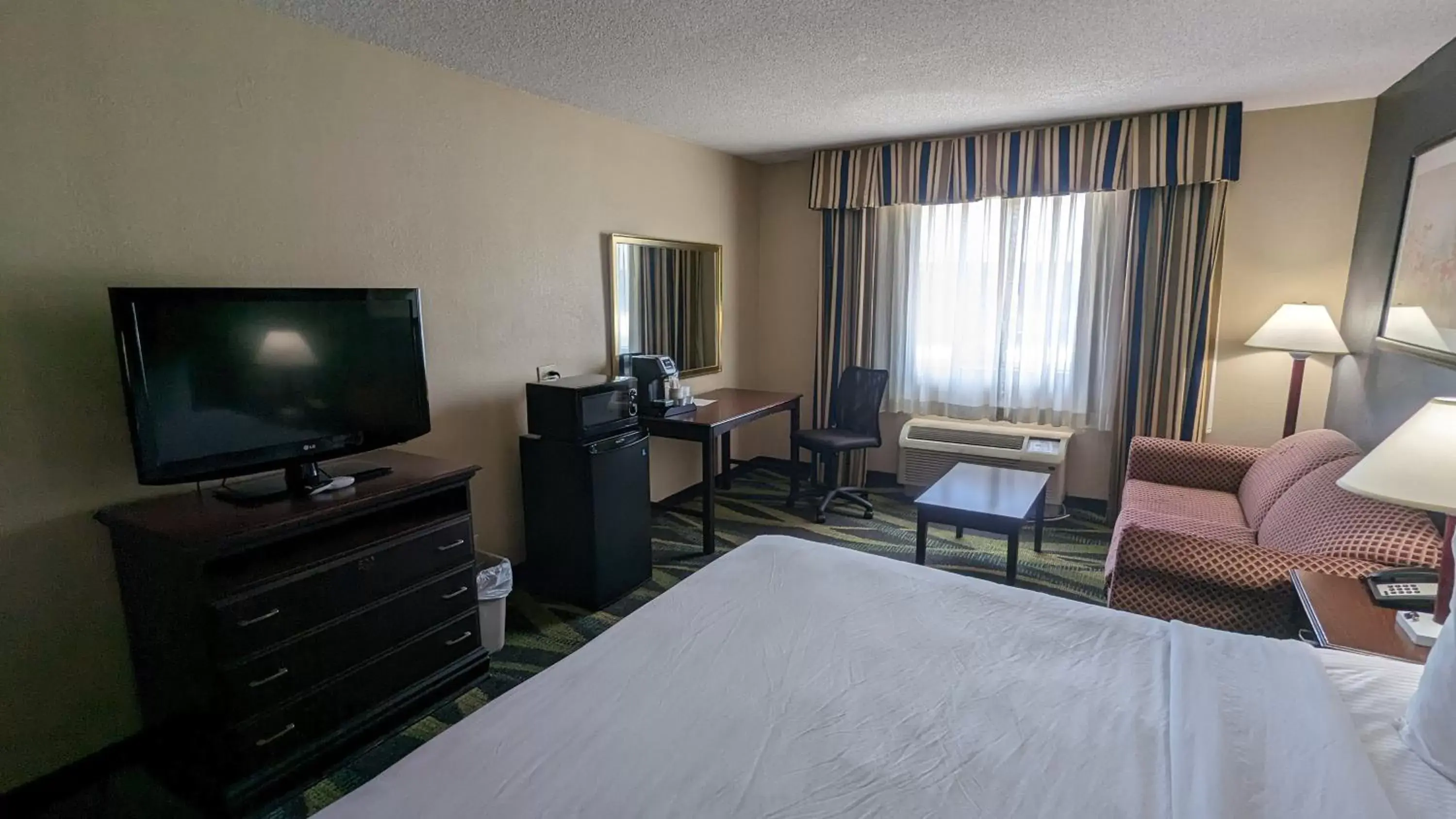 Photo of the whole room, TV/Entertainment Center in Best Western Plus Philadelphia Bensalem Hotel