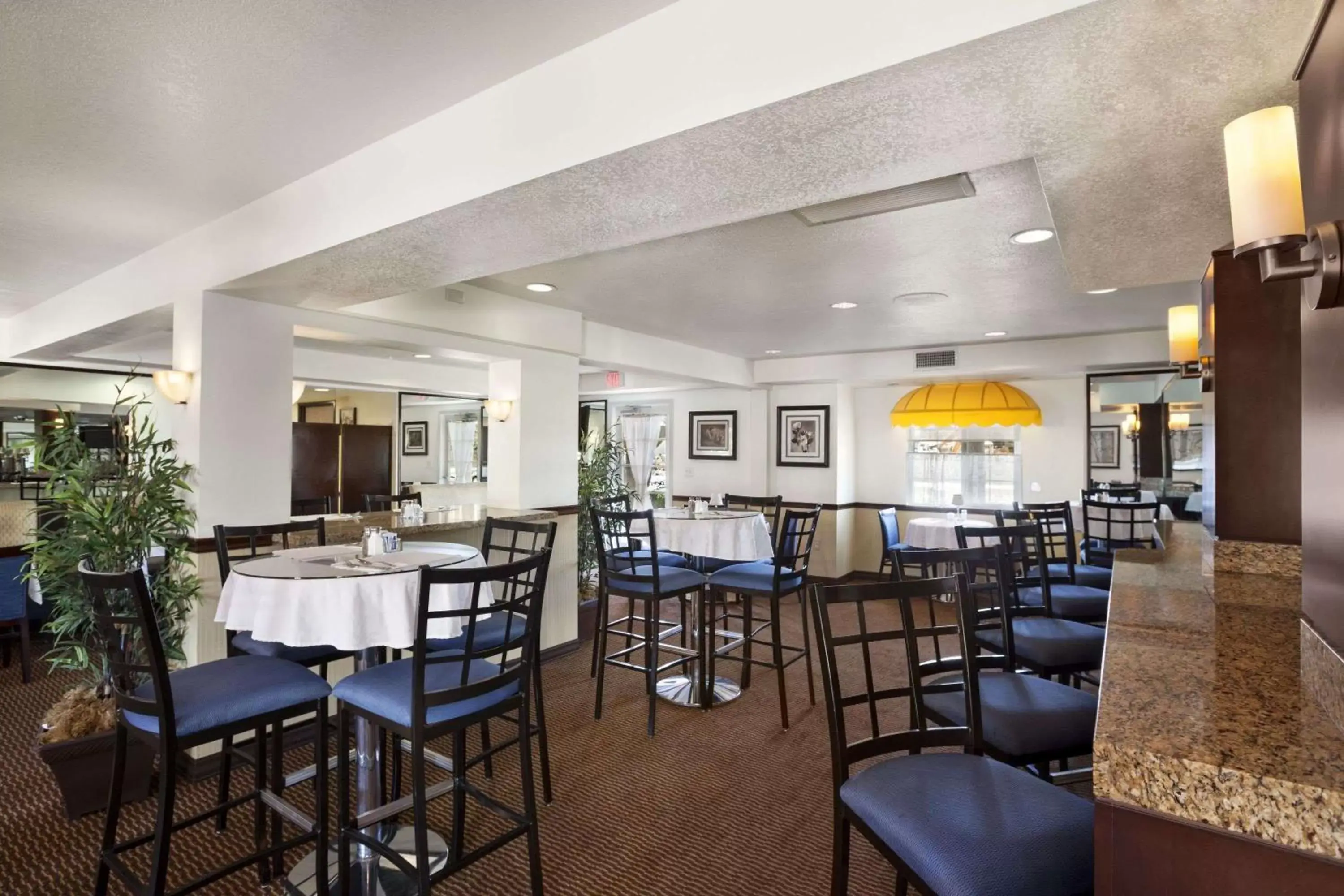 Restaurant/Places to Eat in Ramada by Wyndham Costa Mesa/Newport Beach