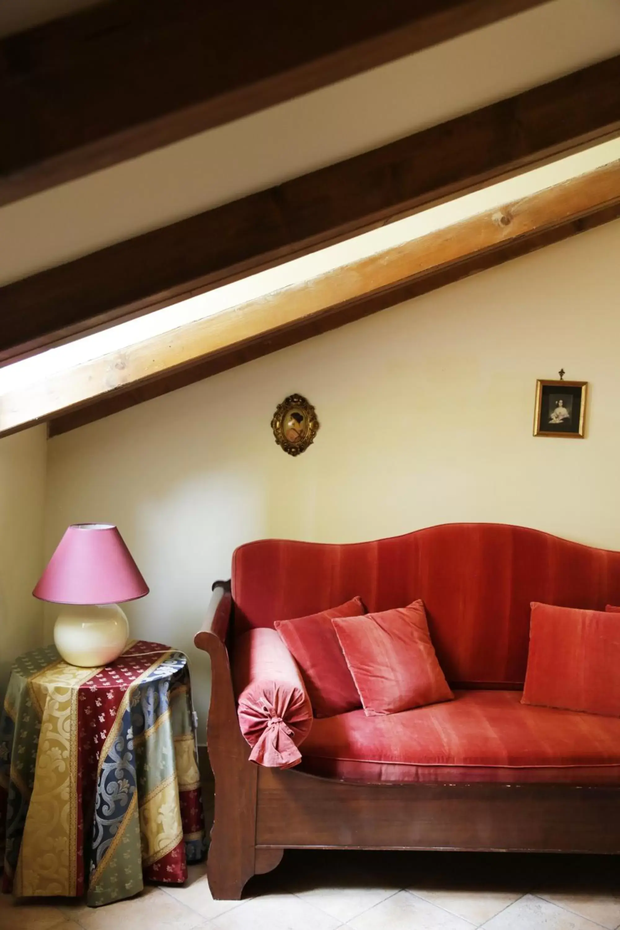 Decorative detail, Seating Area in Albergo delle Drapperie