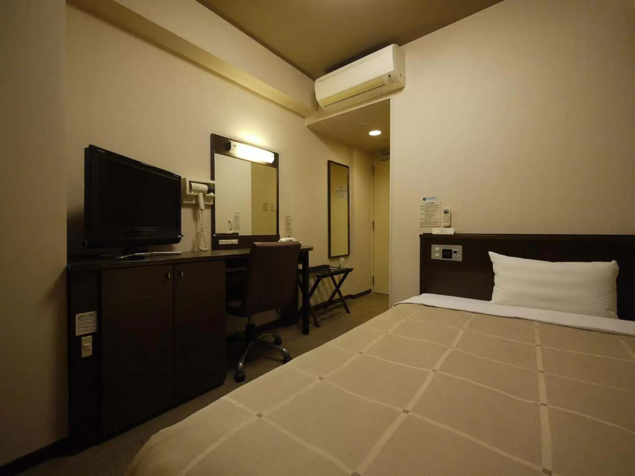 Bed in Hotel Route-Inn Hisai Inter