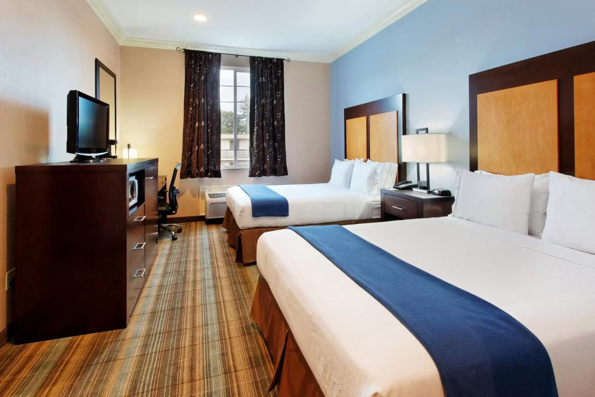 Photo of the whole room, Bed in Holiday Inn Express Benicia, an IHG Hotel