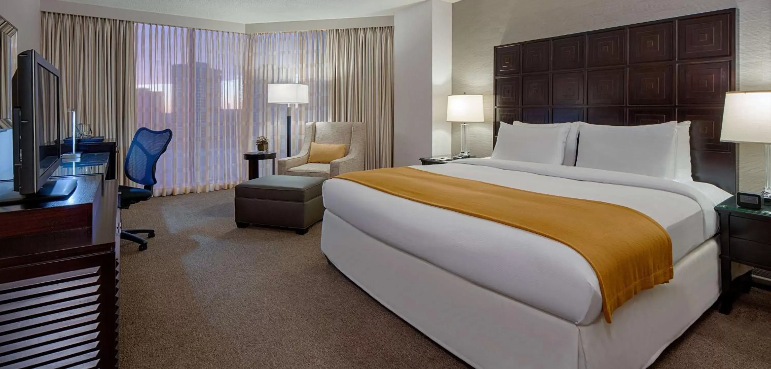 Bed in DoubleTree by Hilton Hotel Houston Greenway Plaza