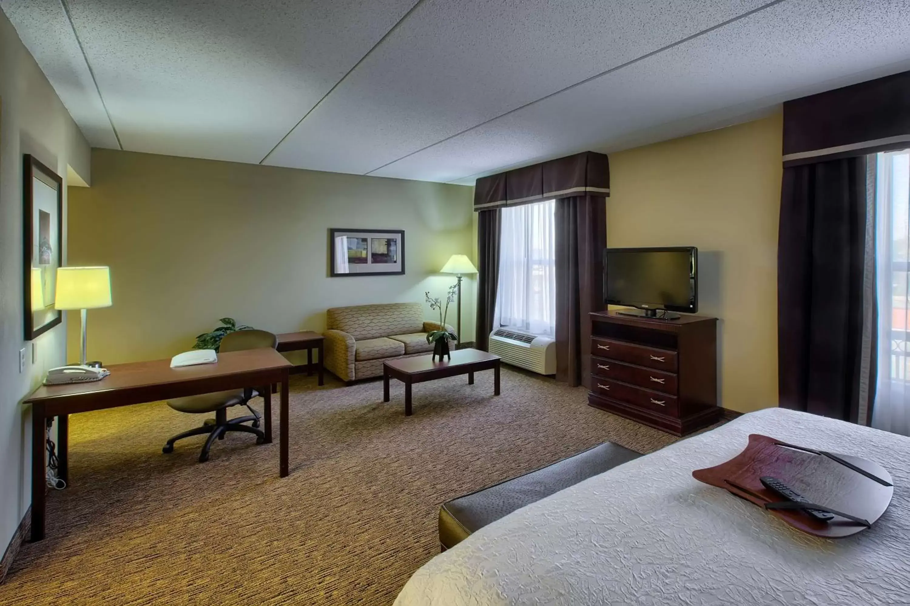 Bed, Seating Area in Hampton Inn & Suites Burlington