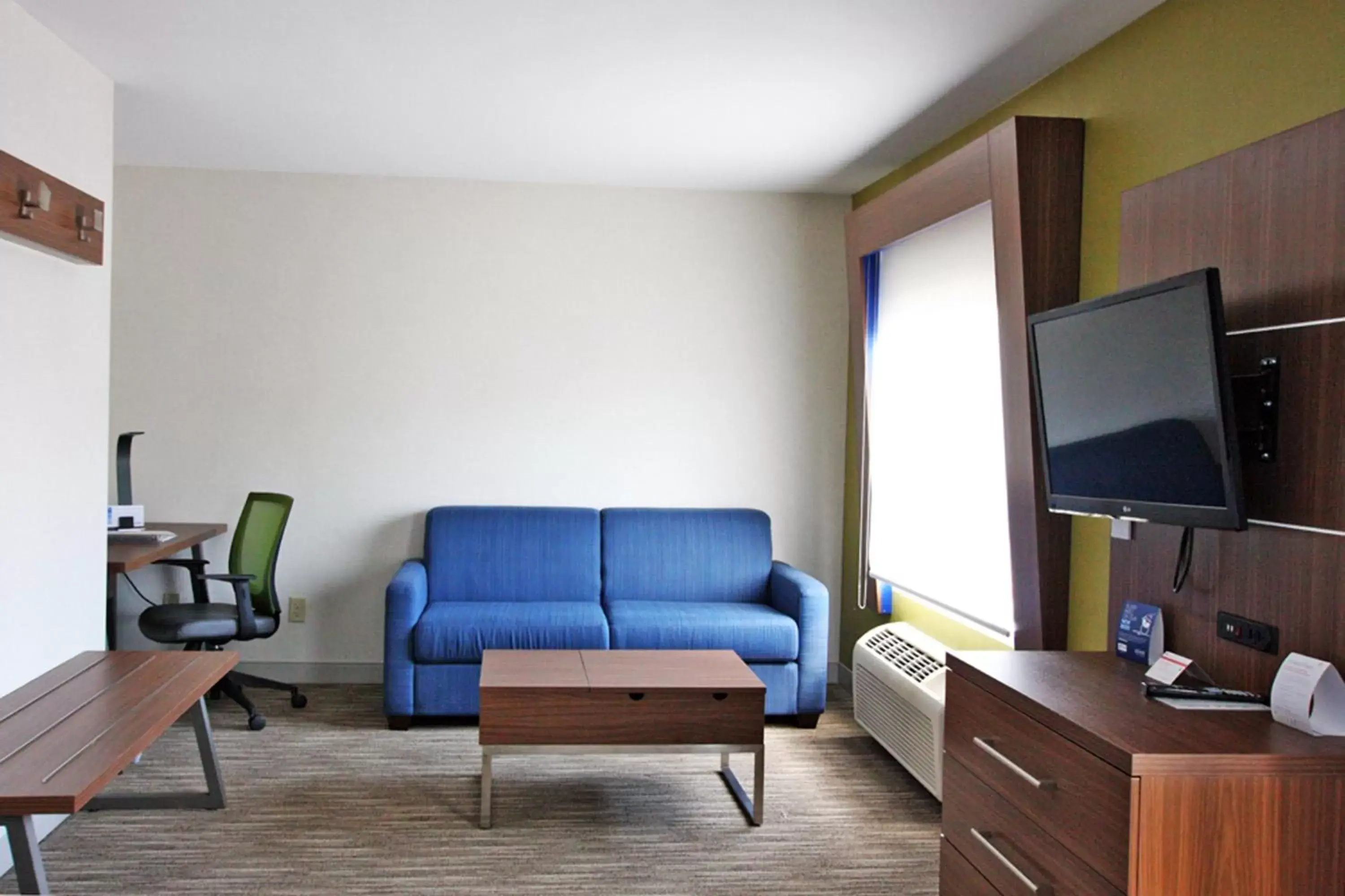 Photo of the whole room, Seating Area in Holiday Inn Express Branford-New Haven, an IHG Hotel
