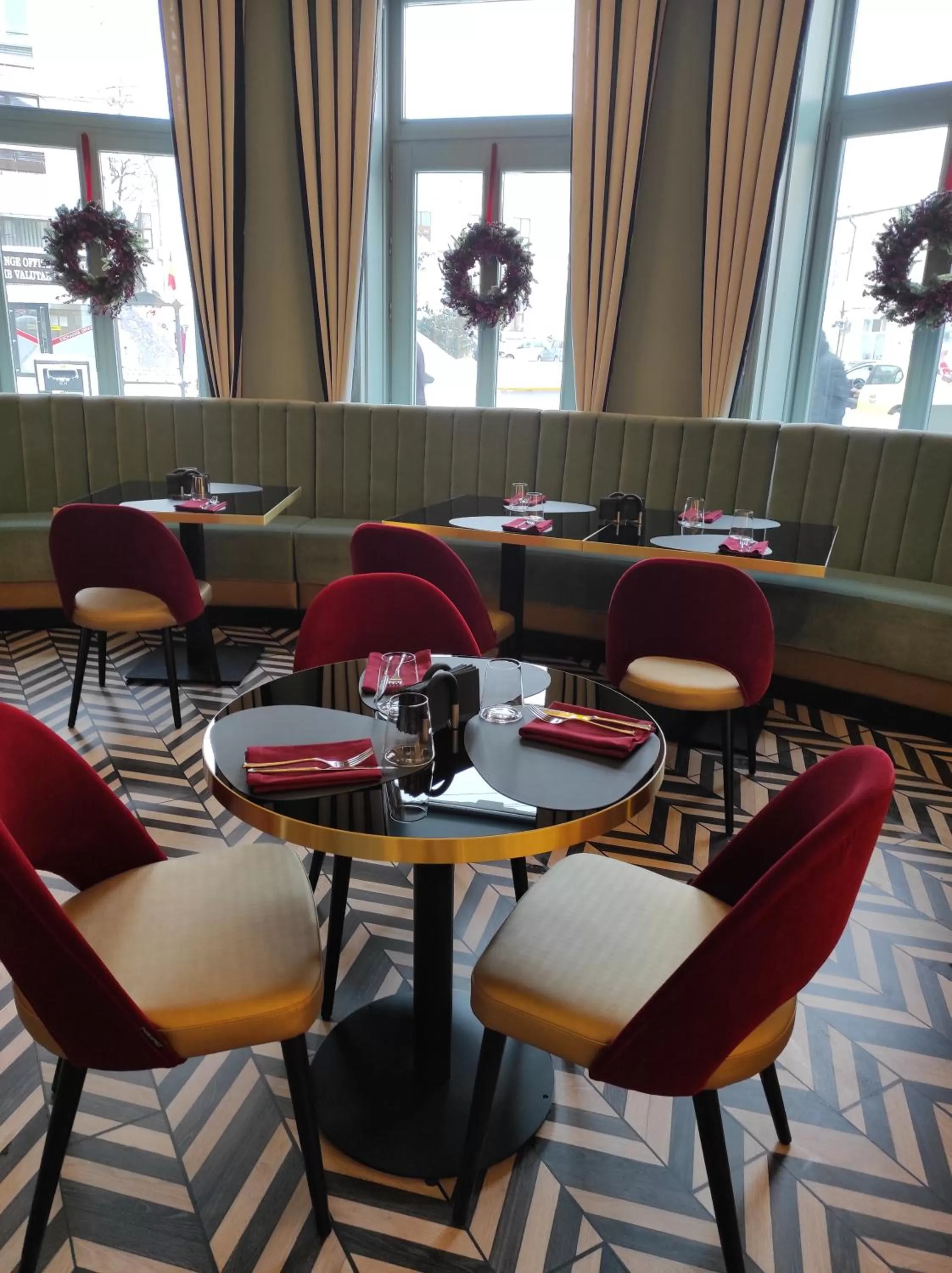 Restaurant/places to eat in Hotel Select