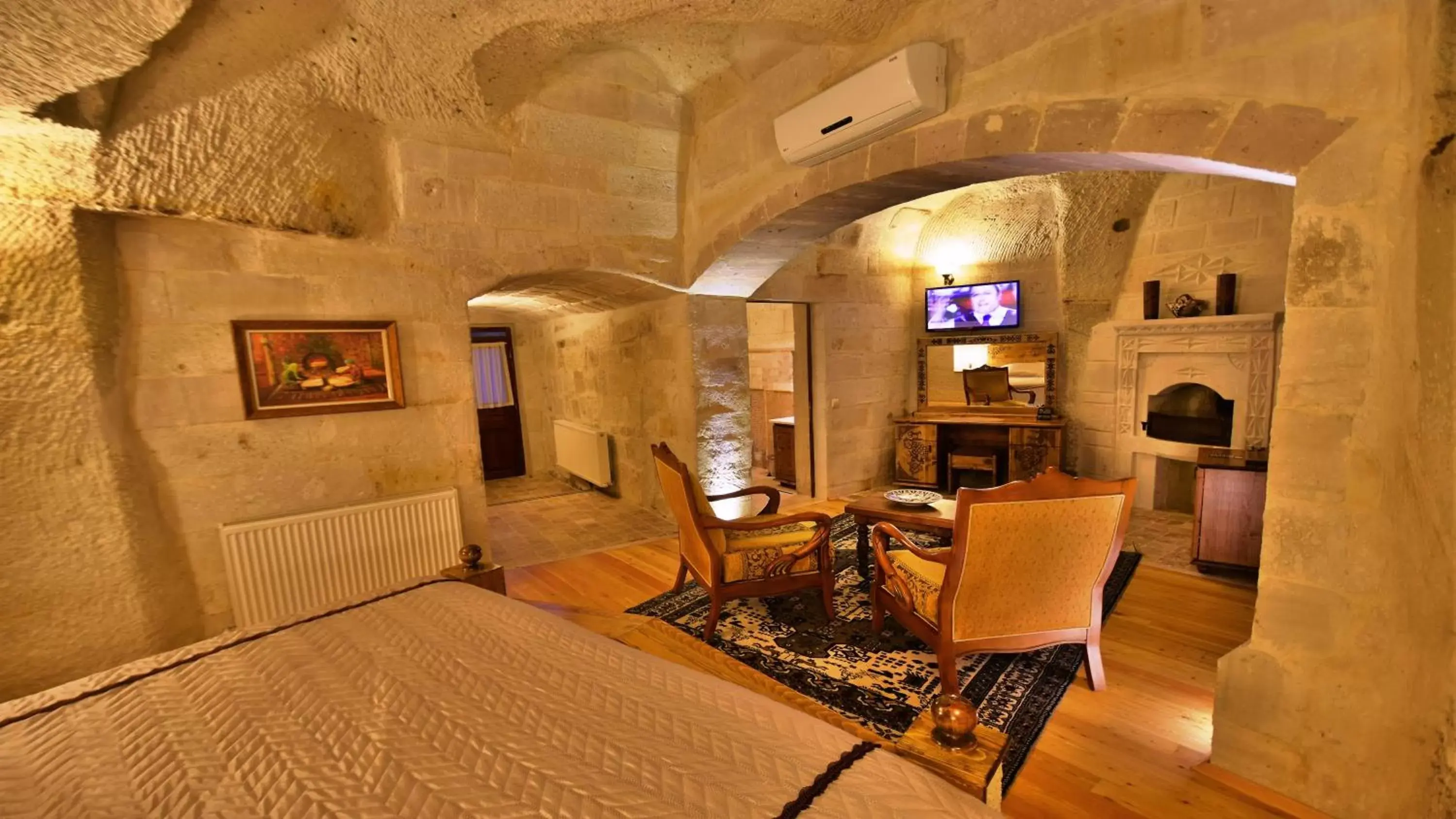 Bed, Seating Area in Harman Cave Hotel