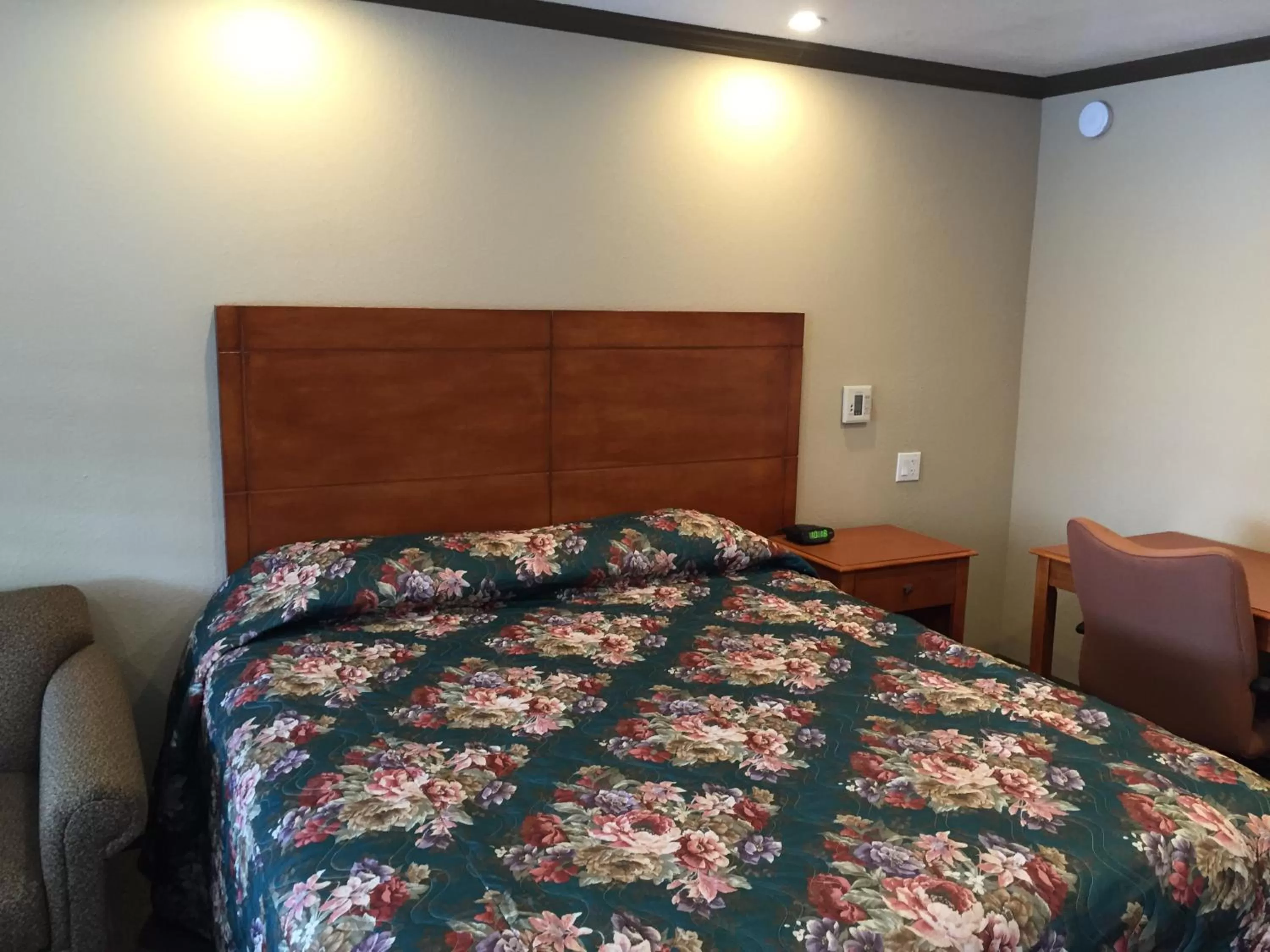 Bed in Deluxe Inn Redwood City