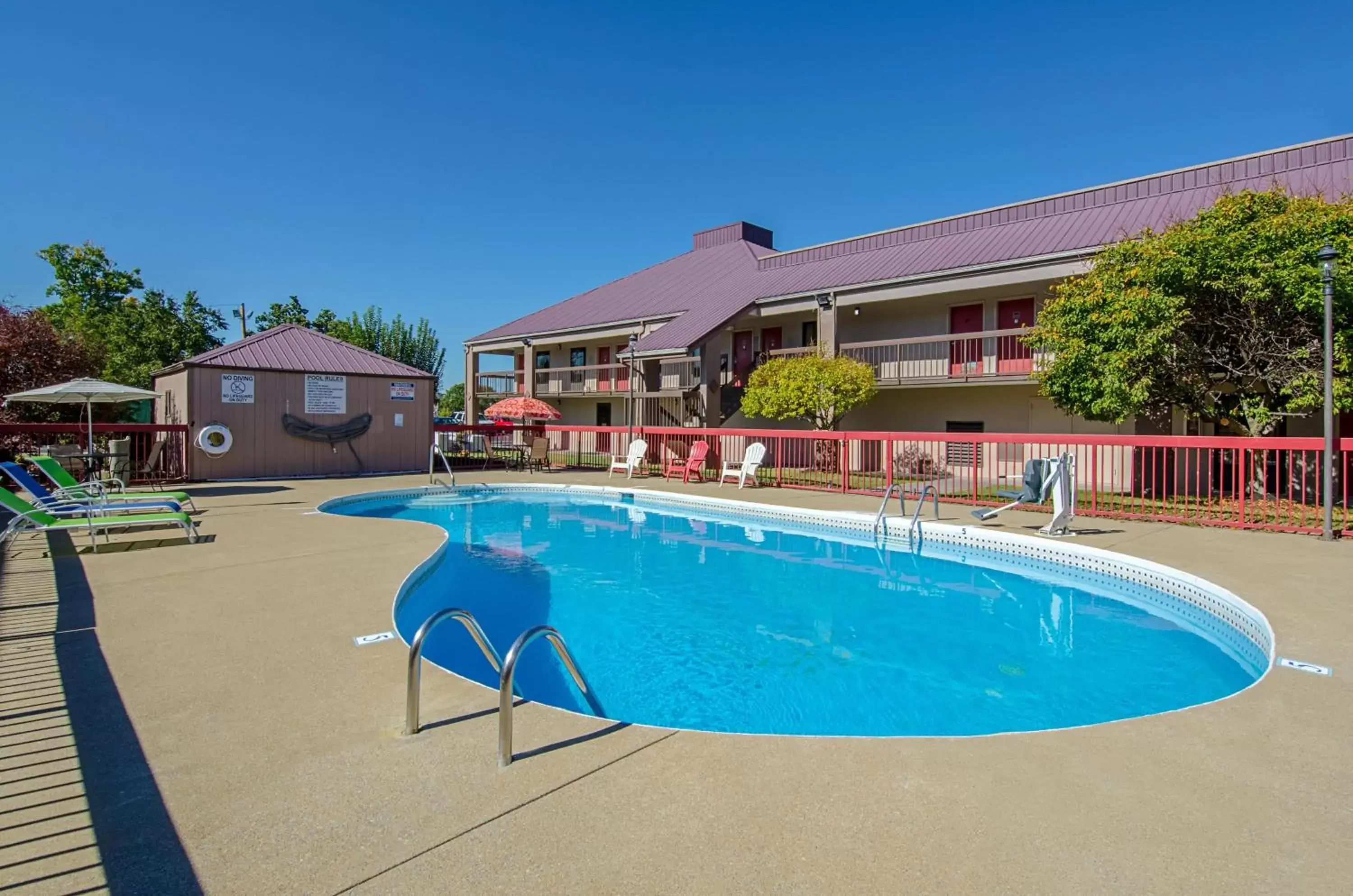 Swimming pool, Property Building in Red Roof Inn Kingsport