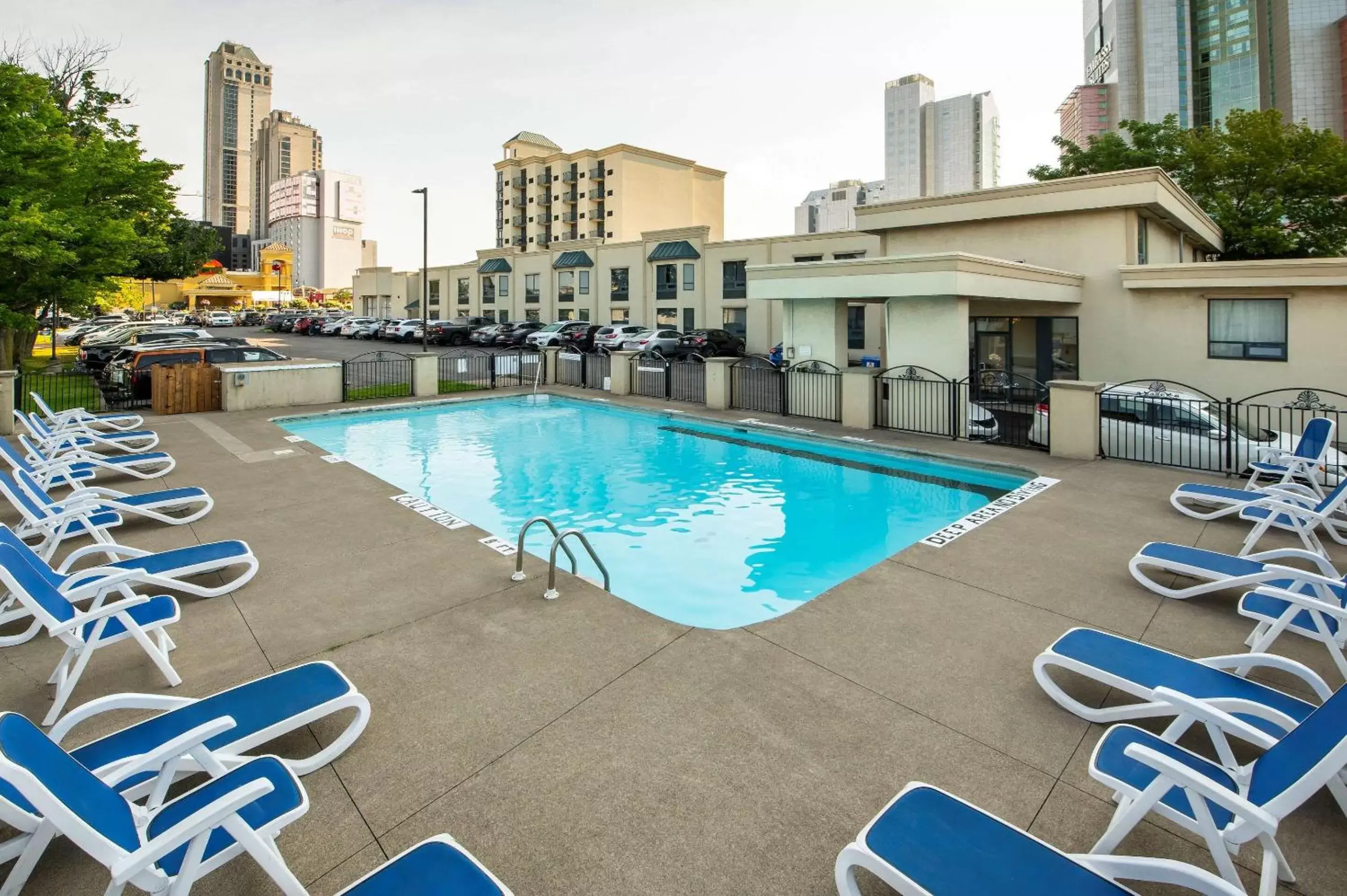 Swimming Pool in Comfort Inn Fallsview