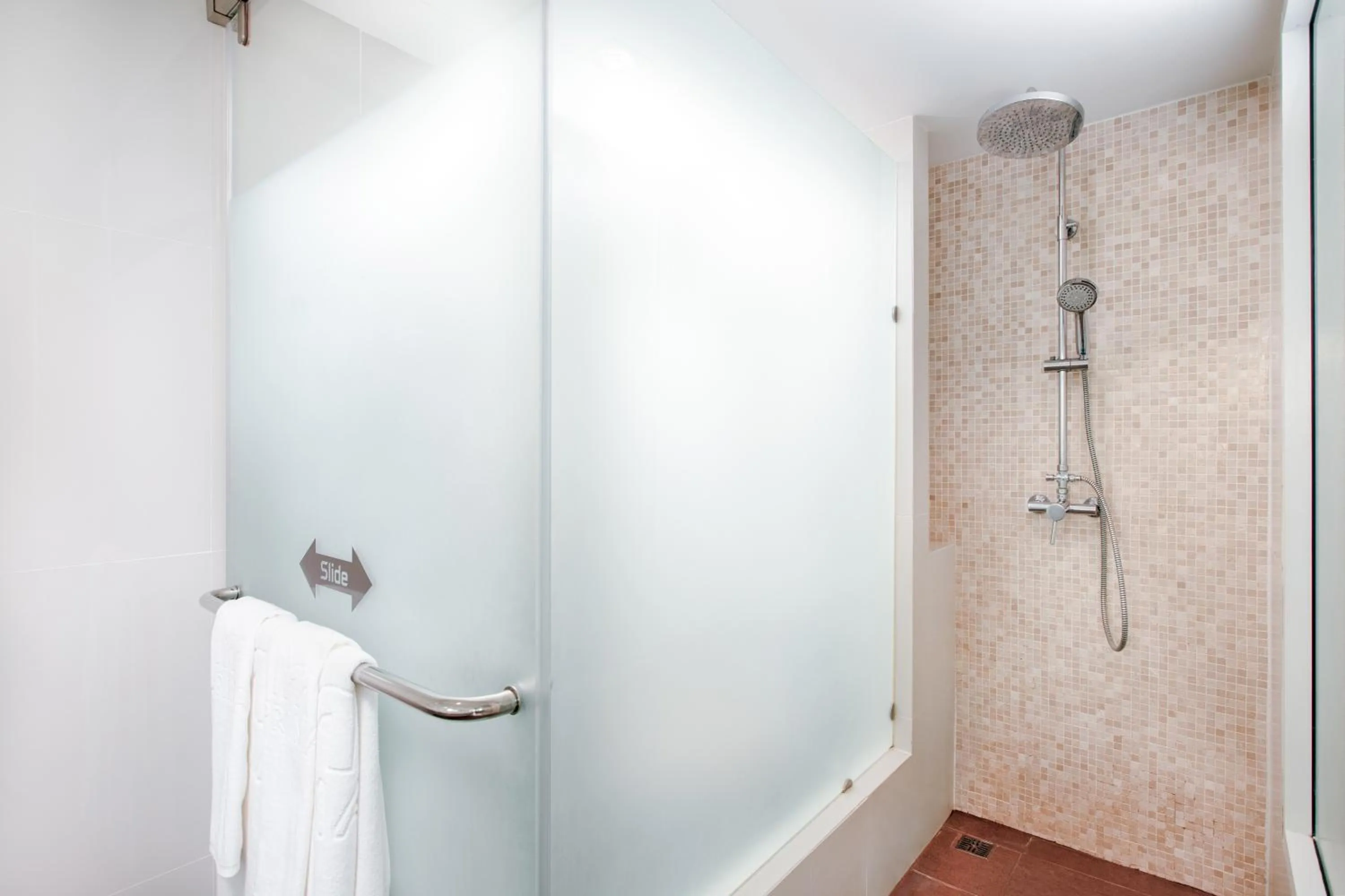 Shower in Prima Hotel Pattaya
