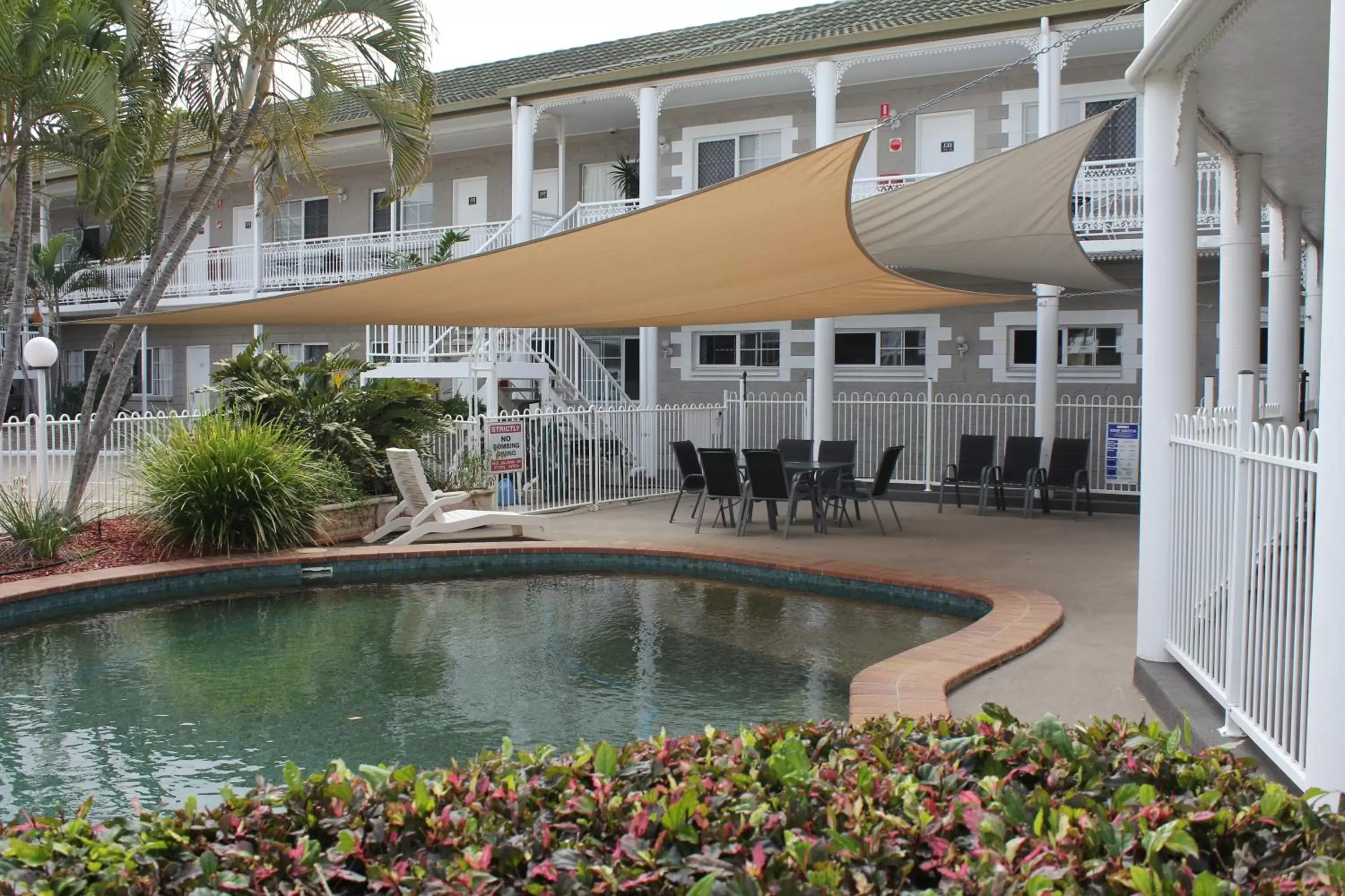 Swimming Pool in Colonial Rose Motel