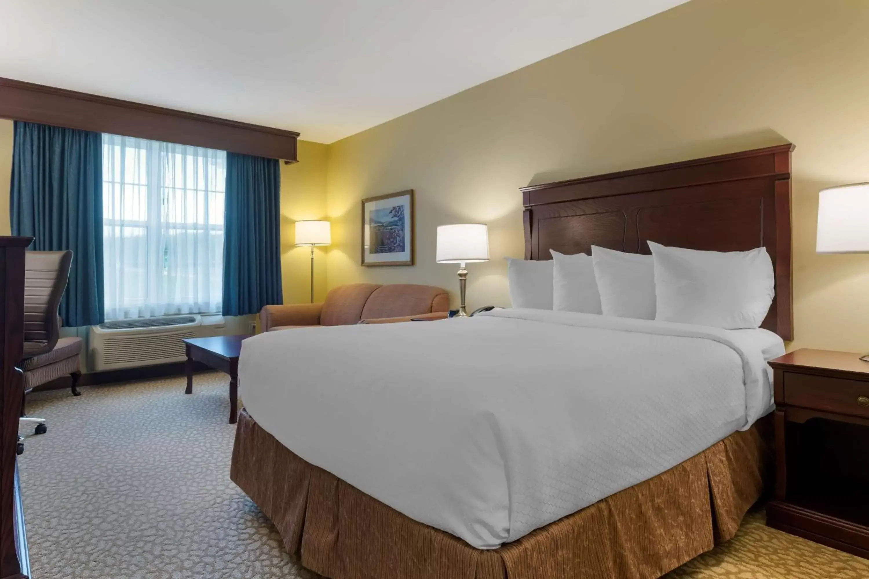 Bedroom, Bed in Best Western Plus Grand-Sault Hotel & Suites
