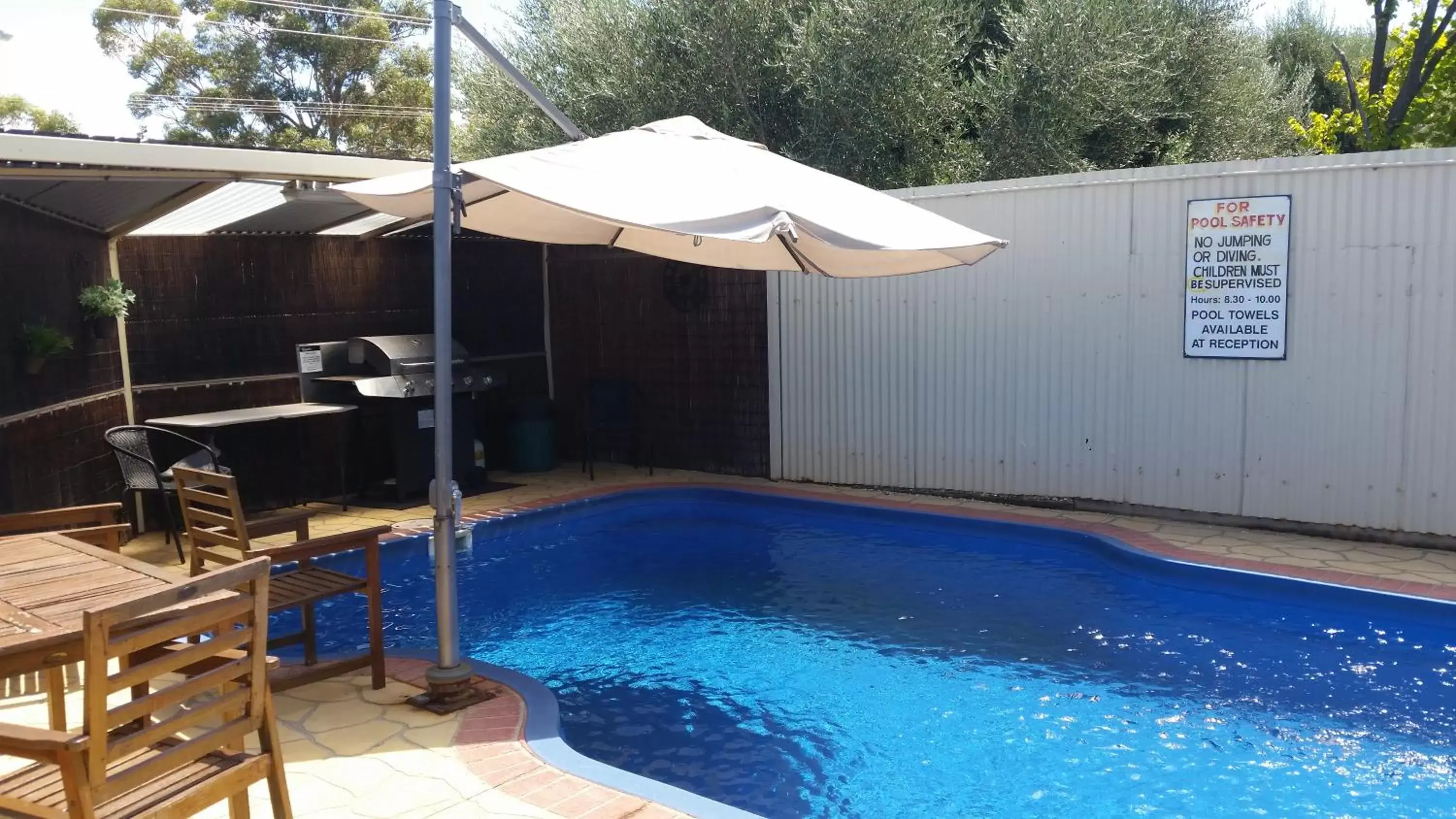 BBQ facilities, Swimming Pool in Sun Centre Motel