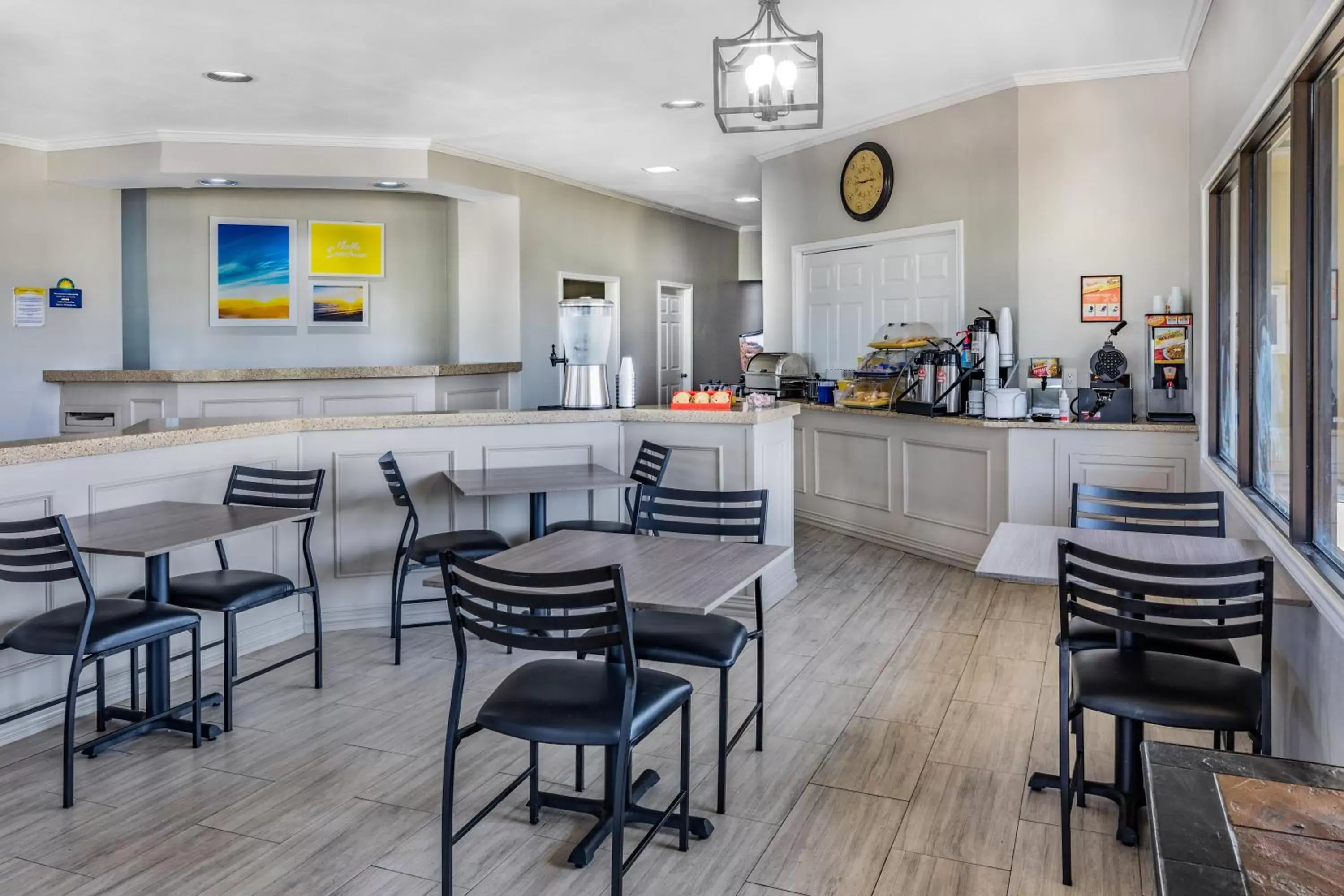 Breakfast, Restaurant/Places to Eat in Days Inn & Suites by Wyndham Huntsville