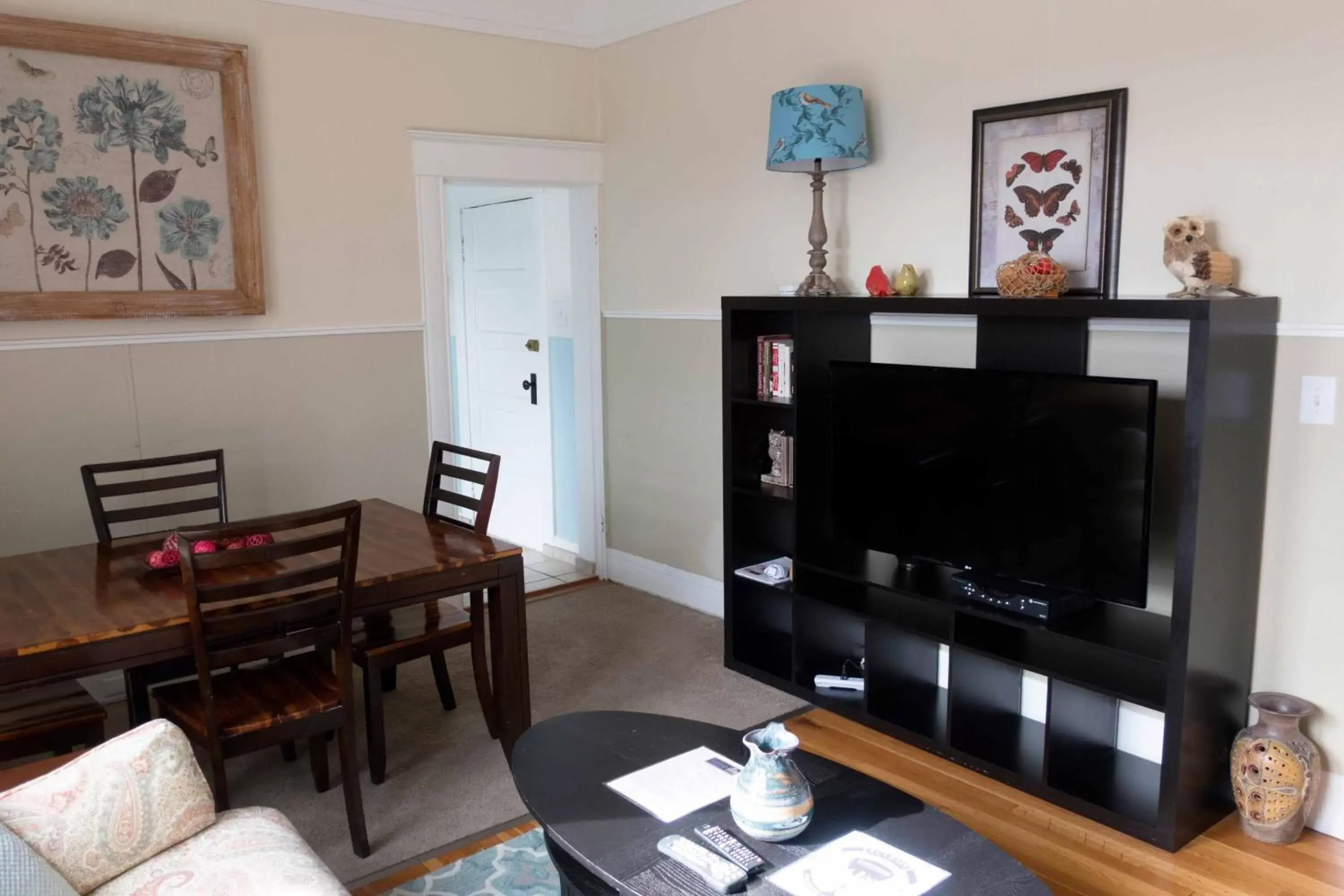 Living room, TV/Entertainment Center in Sauerdough Lodging