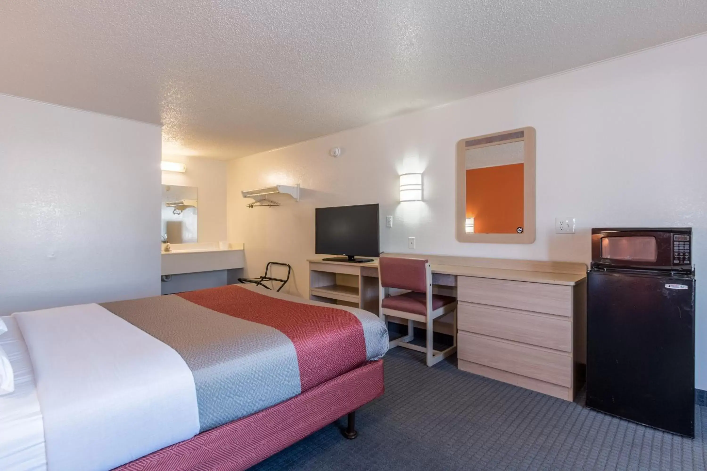 Bedroom, TV/Entertainment Center in Travelodge by Wyndham Lansing